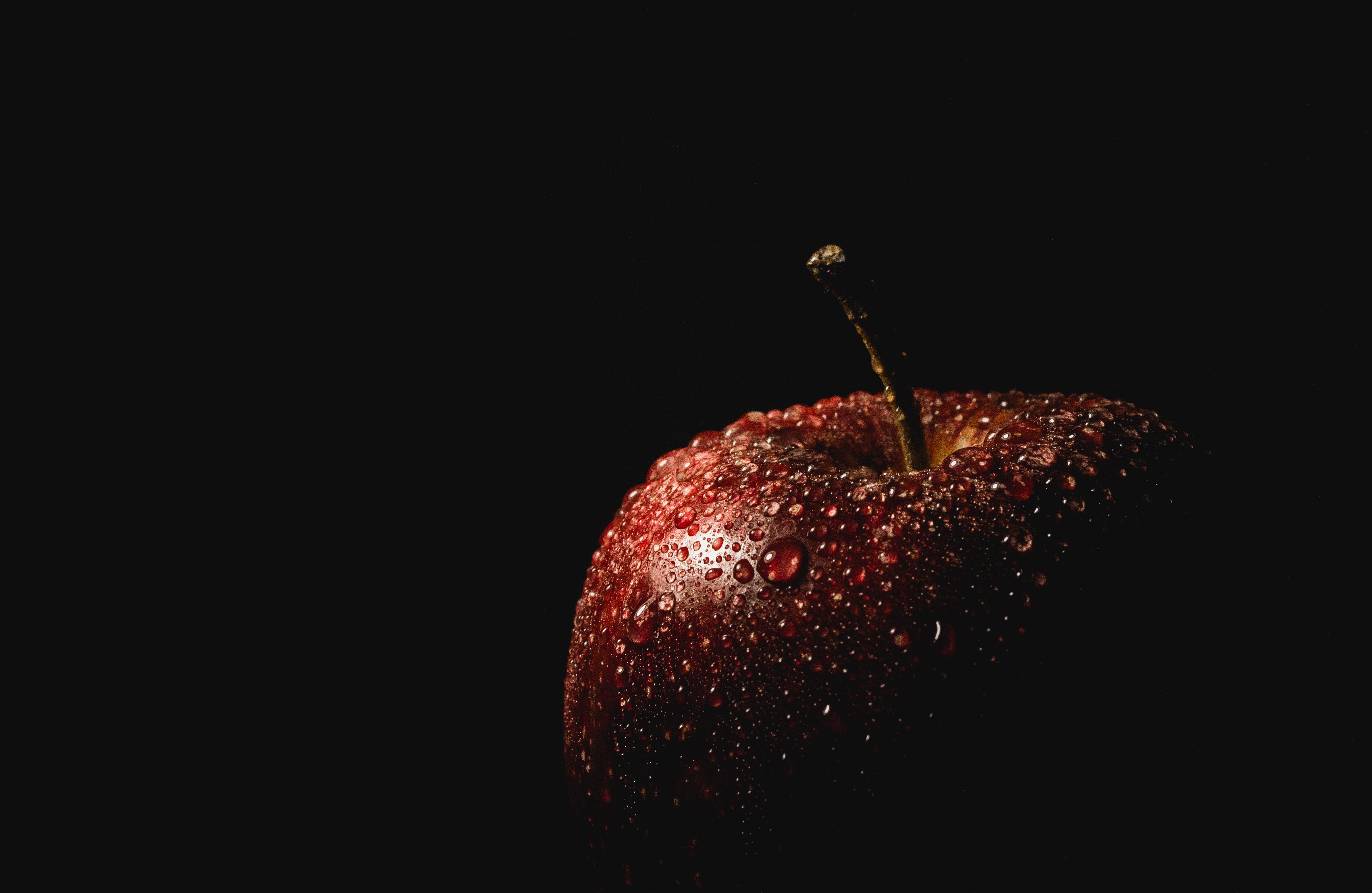112612 завантажити картинку чорний фон, краплі, темні, темний, яблуко - шпалери і заставки безкоштовно