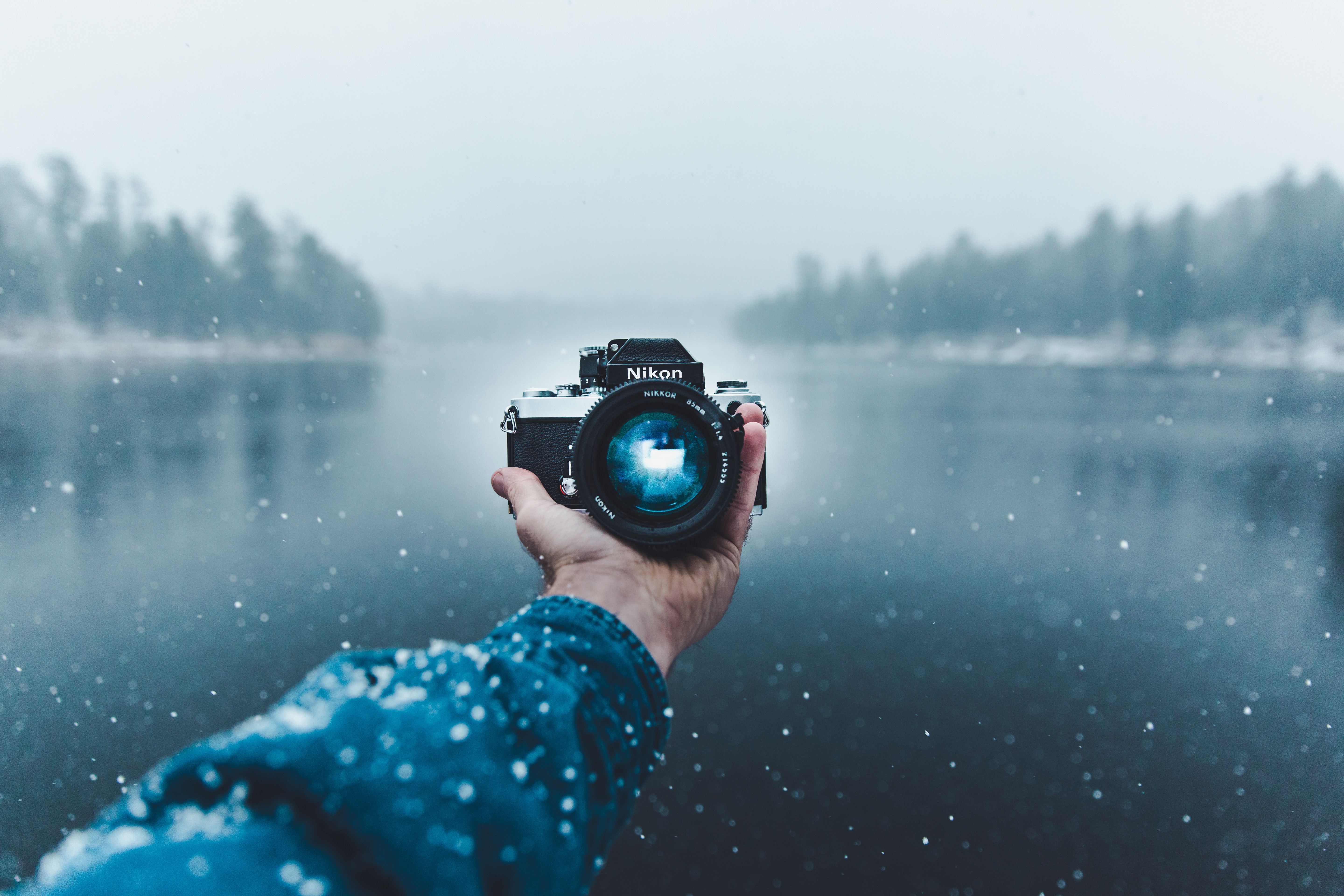 Free download wallpaper Snow, Hand, Lens, Camera, Technologies, Technology on your PC desktop