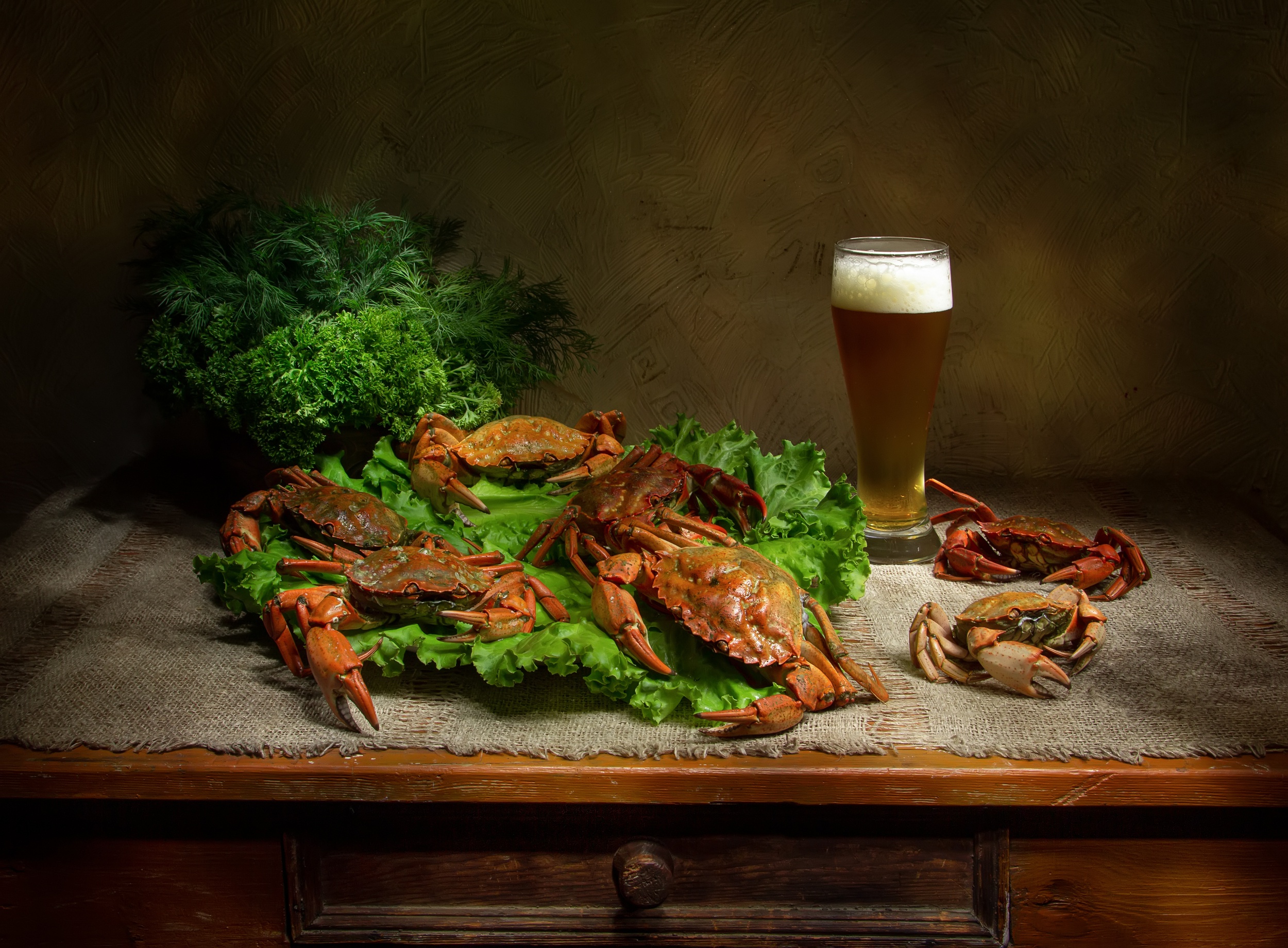 Handy-Wallpaper Bier, Glas, Krabbe, Salat, Meeresfrüchte, Nahrungsmittel kostenlos herunterladen.