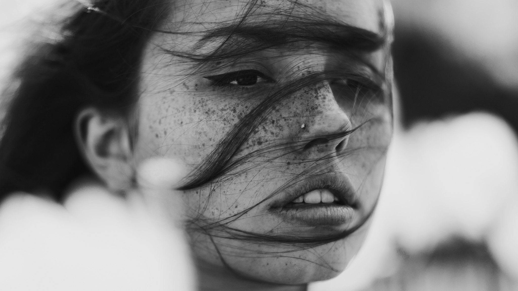 Free download wallpaper Face, Model, Women, Freckles, Black & White on your PC desktop