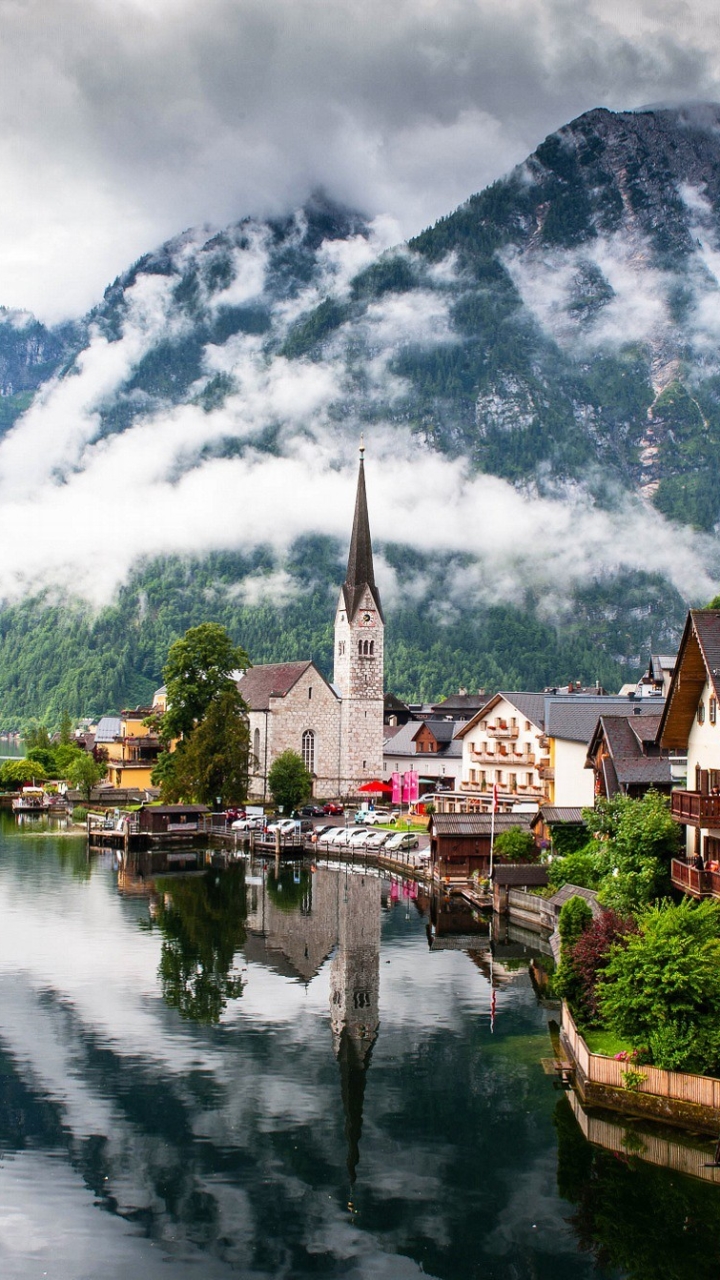Handy-Wallpaper Städte, Berg, See, Nebel, Österreich, Gebirge, Hallstatt, Menschengemacht kostenlos herunterladen.