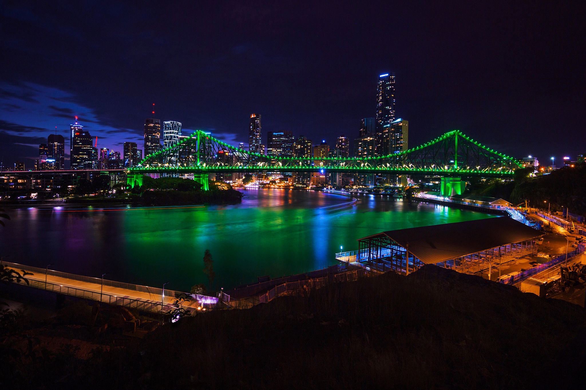 Baixe gratuitamente a imagem Cidades, Noite, Arranha Céu, Ponte, Construção, Austrália, Brisbane, Feito Pelo Homem, Ponte De Histórias na área de trabalho do seu PC