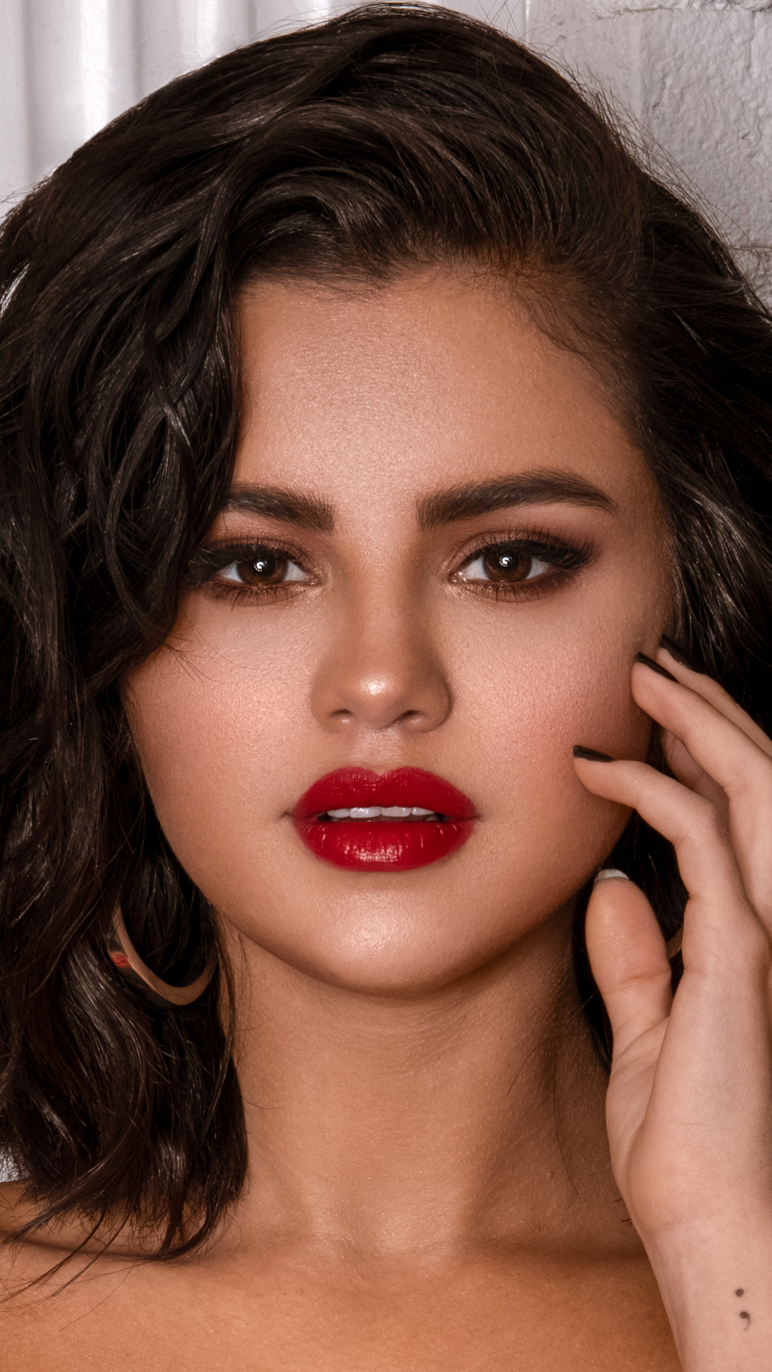 Download mobile wallpaper Music, Selena Gomez, Singer, Face, American, Brown Eyes, Black Hair, Actress, Lipstick, Latina for free.