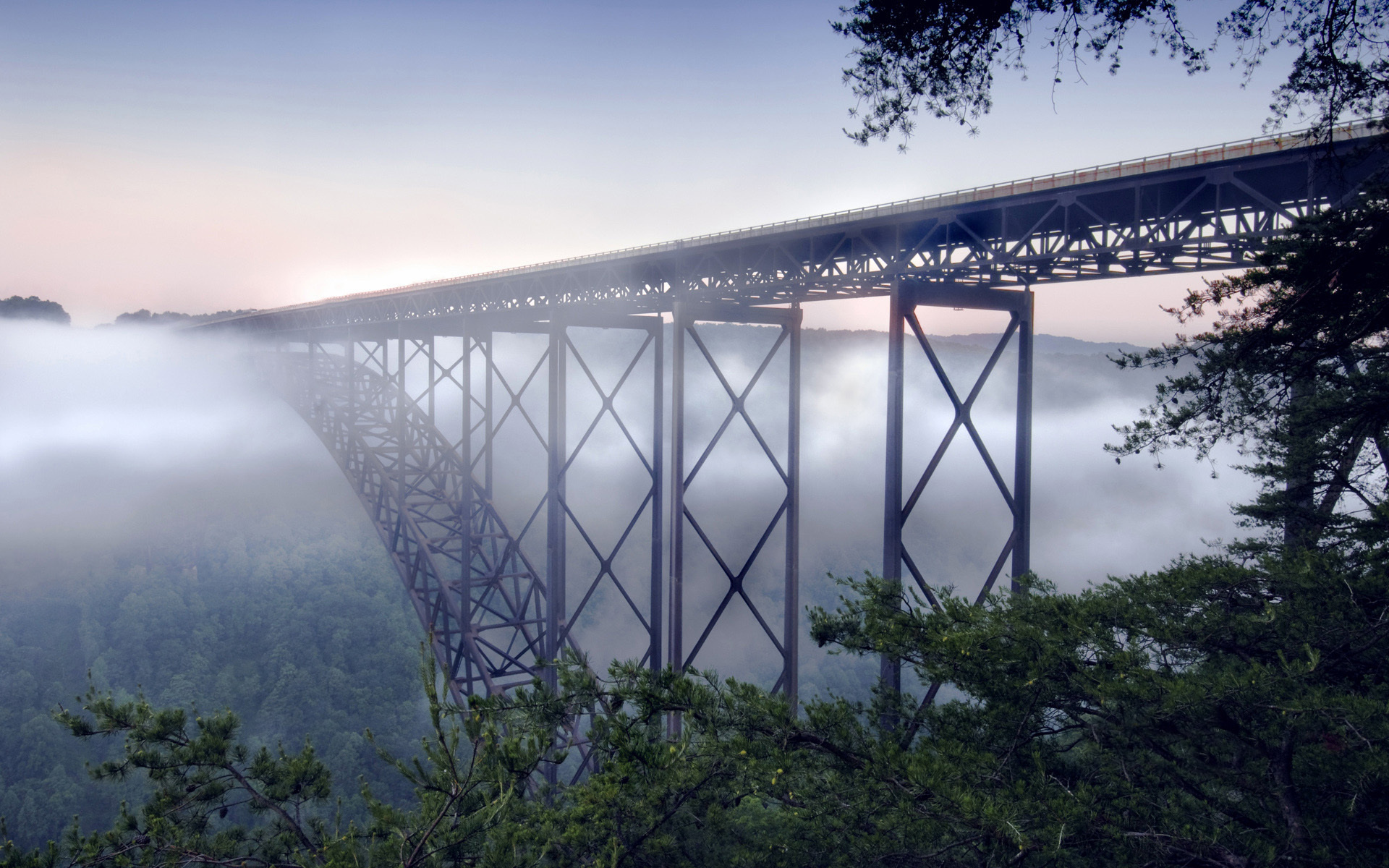 Скачать картинку Мост, Мосты, Сделано Человеком, Туман в телефон бесплатно.