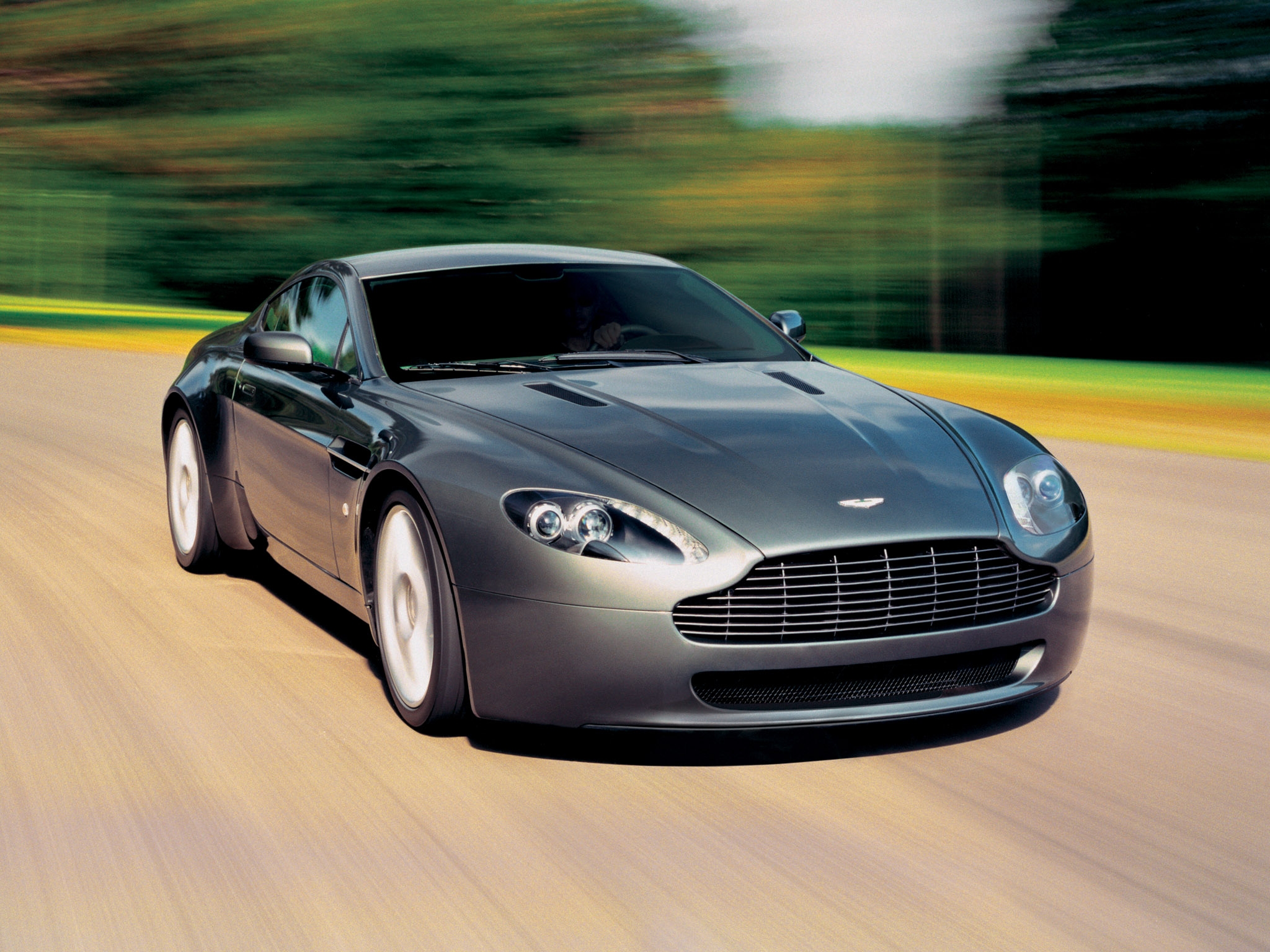 Descarga gratuita de fondo de pantalla para móvil de Aston Martin, Coches, Velocidad, 2005, Gris Metalizado, Gris Metálico, Aston Martin V8 Vantage, Vista Frontal, Automóvil.