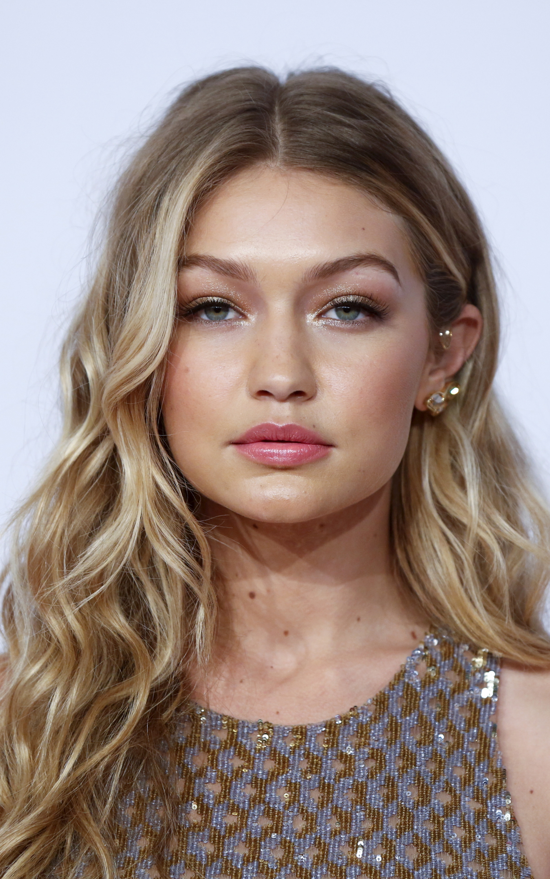 Handy-Wallpaper Blond, Modell, Amerikanisch, Blondinen, Berühmtheiten, Gigi Hadid kostenlos herunterladen.