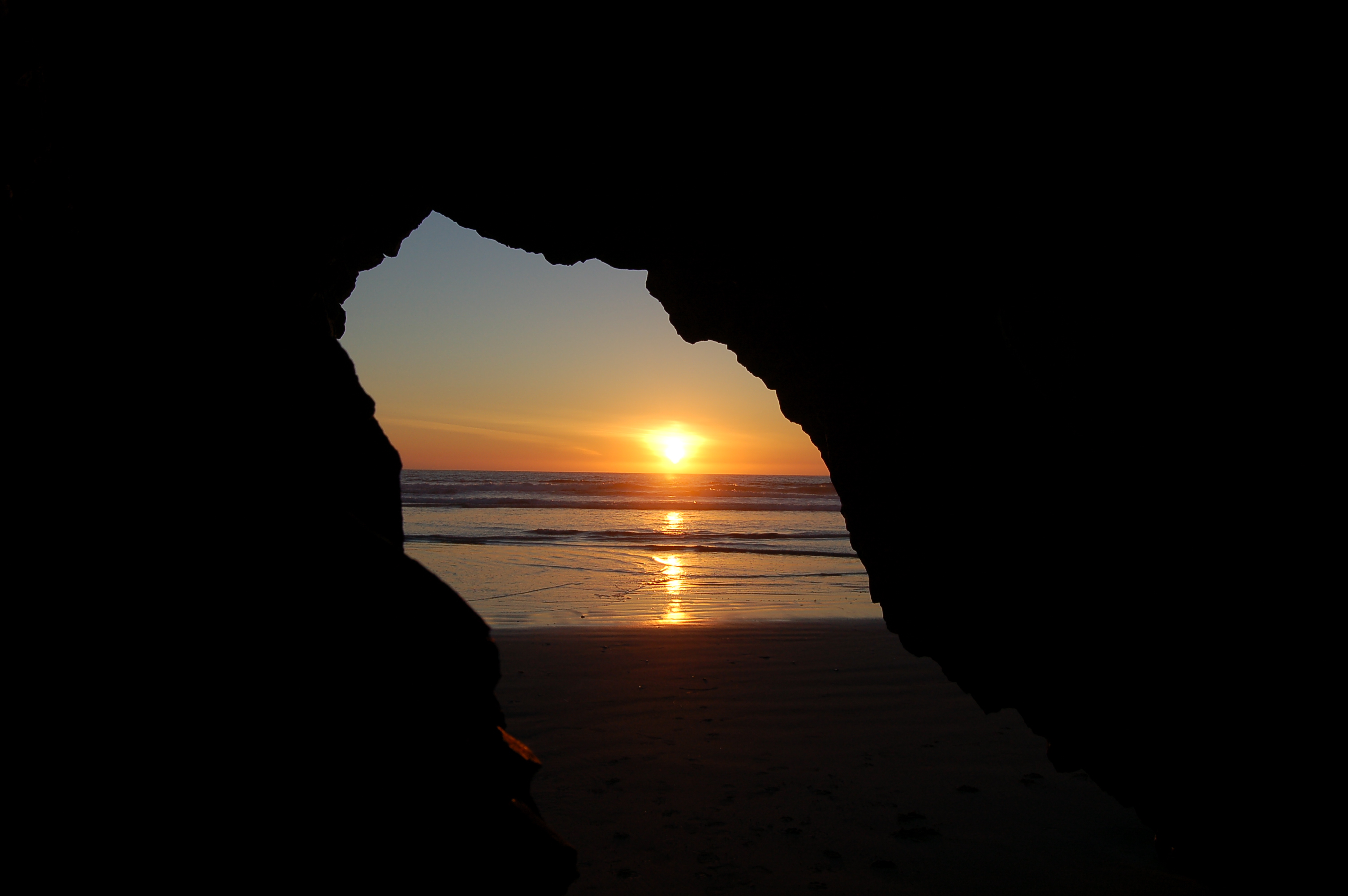 169786 descargar imagen playa, tierra/naturaleza, atardecer, cueva, océano: fondos de pantalla y protectores de pantalla gratis