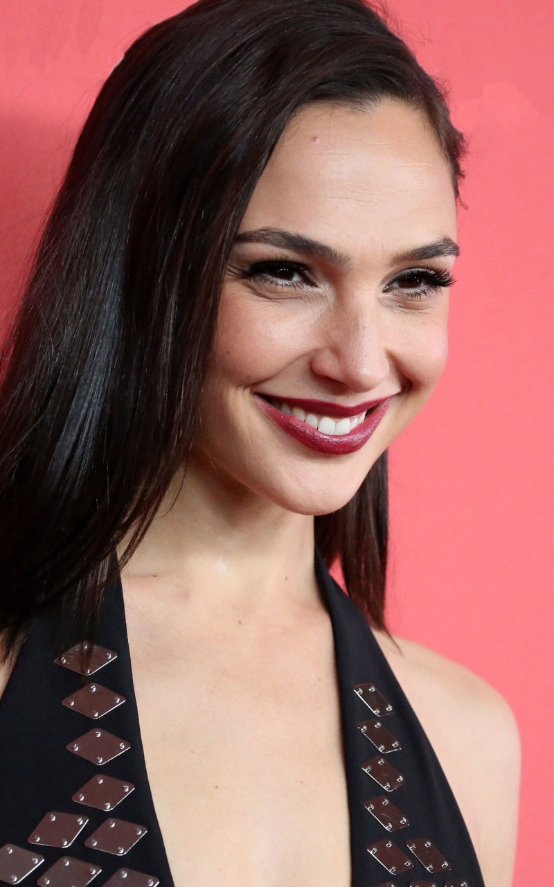 Download mobile wallpaper Smile, Model, Celebrity, Brown Eyes, Black Hair, Actress, Lipstick, Gal Gadot, Israeli for free.