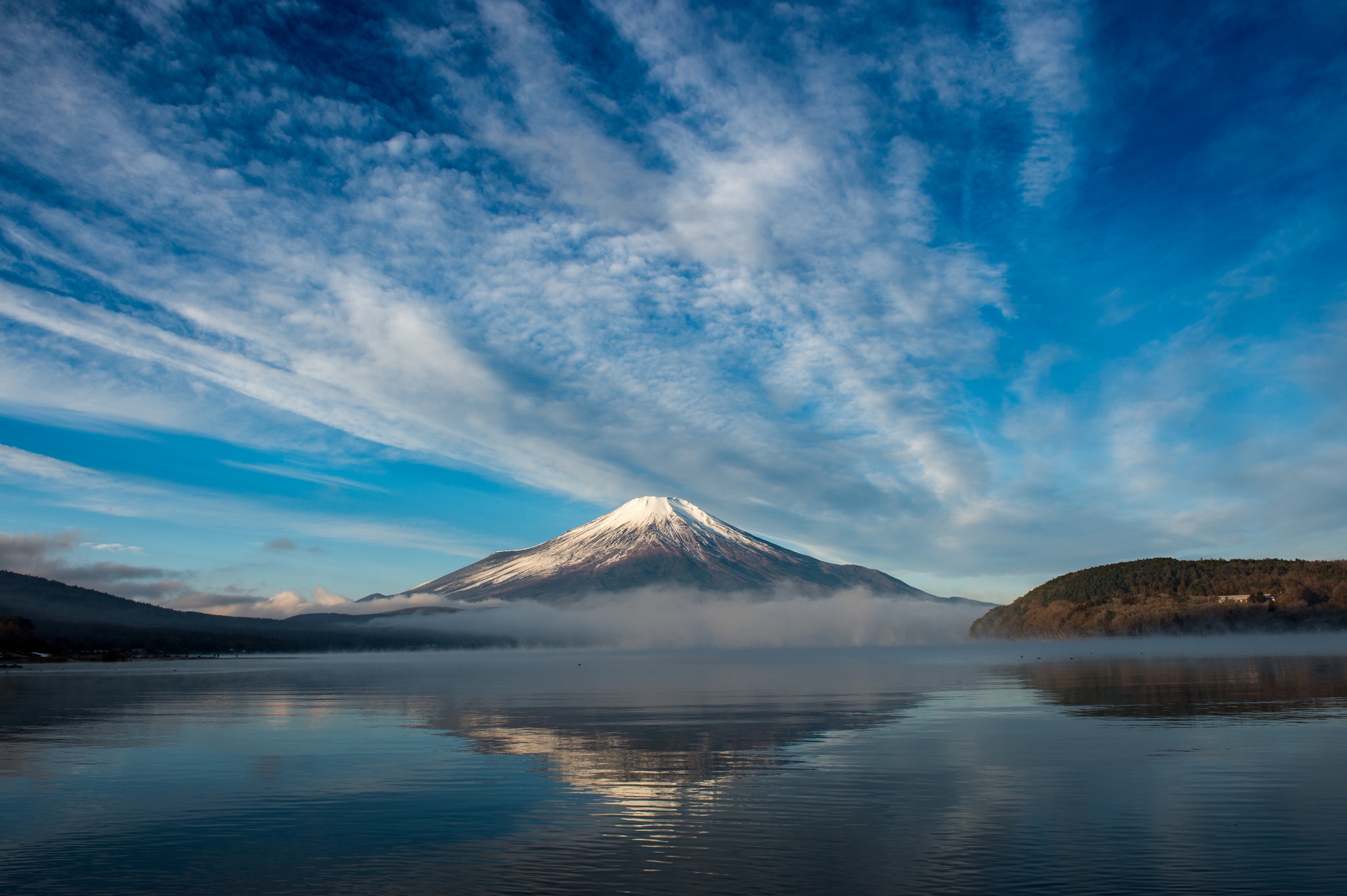 Descarga gratis la imagen Naturaleza, Cielo, Montaña, Lago, Japón, Nube, Volcán, Monte Fuji, Volcanes, Tierra/naturaleza, Reflejo en el escritorio de tu PC