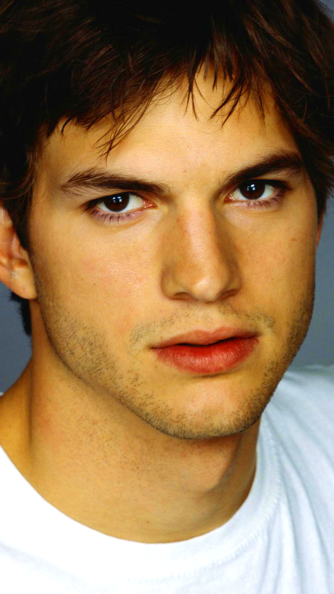 Descarga gratuita de fondo de pantalla para móvil de Celebridades, Ashton Kutcher.