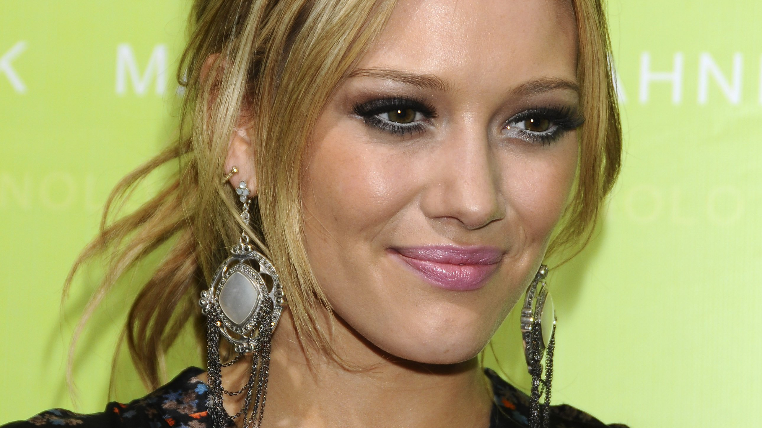 Descarga gratuita de fondo de pantalla para móvil de Celebridades, Hilary Duff.