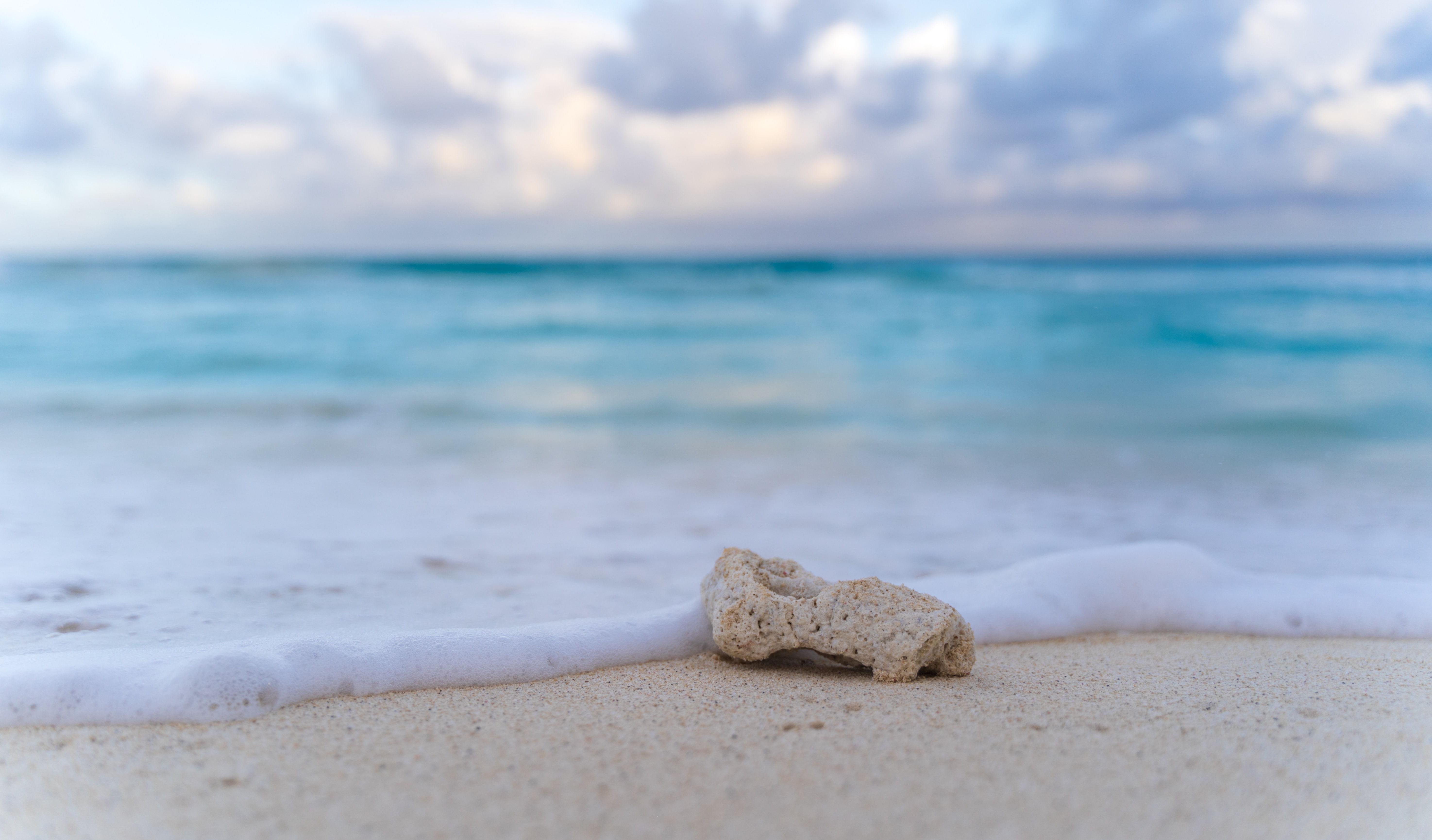Descarga gratuita de fondo de pantalla para móvil de Piedra, Una Roca, Espuma, Naturaleza, Costa, Playa.