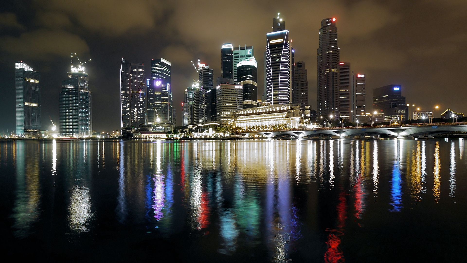 157398 descargar fondo de pantalla singapur, reflexión, ciudades, noche, edificio, vistoso, colorido: protectores de pantalla e imágenes gratis