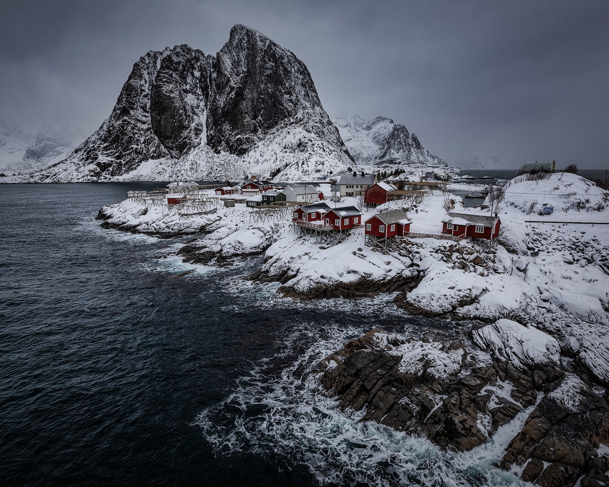 Descarga gratuita de fondo de pantalla para móvil de Invierno, Nieve, Montaña, Casa, Noruega, Bahía, Fotografía, Islas Lotofen.