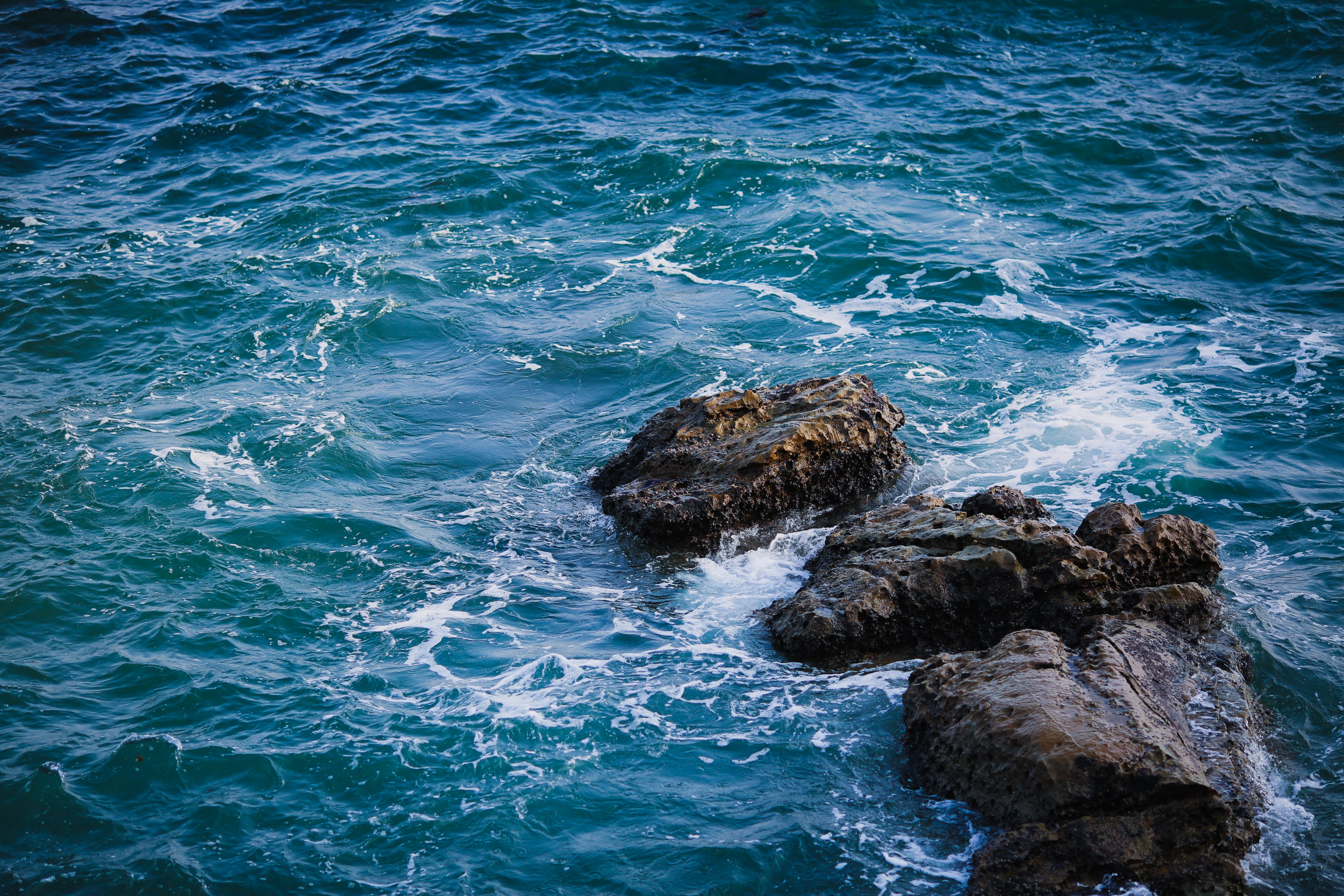 Handy-Wallpaper Wasser, Stones, Waves, Natur, Sea kostenlos herunterladen.
