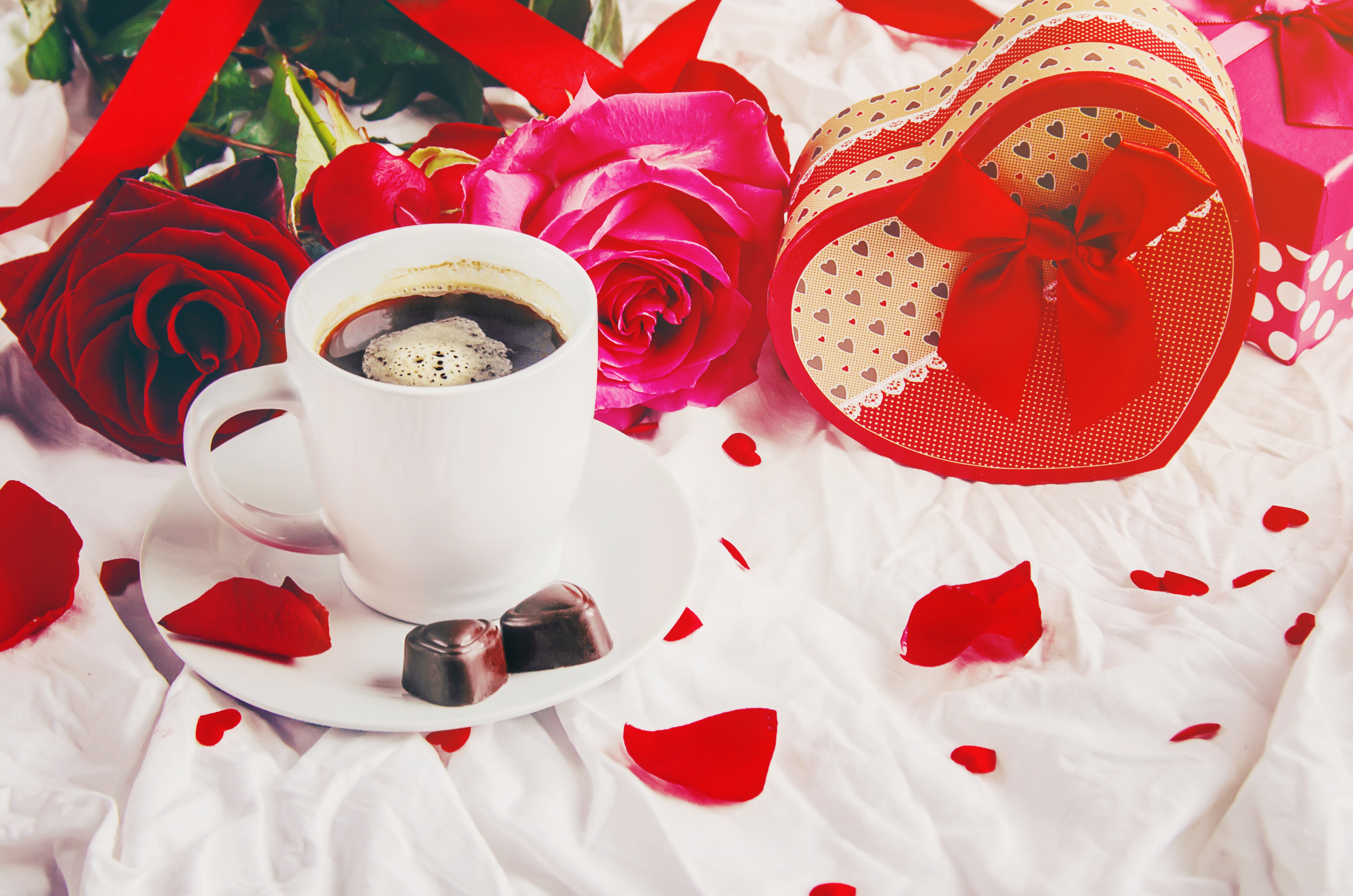 Скачать обои бесплатно Кофе, Натюрморт, Цветок, Роза, Чашка, Подарки, День Святого Валентина, Праздничные, В Форме Сердца картинка на рабочий стол ПК