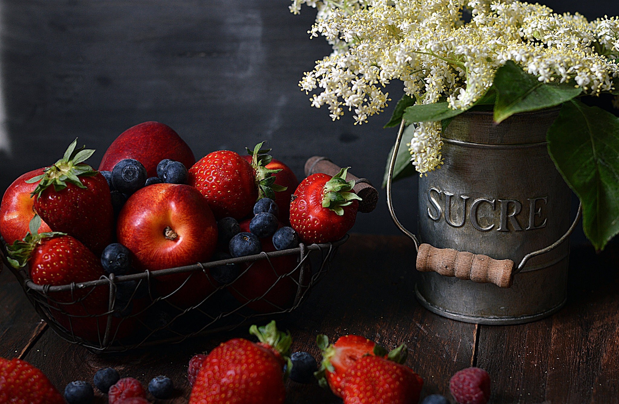 Handy-Wallpaper Erdbeere, Blume, Strauß, Frucht, Apfel, Heidelbeere, Nahrungsmittel, Stillleben, Früchte kostenlos herunterladen.