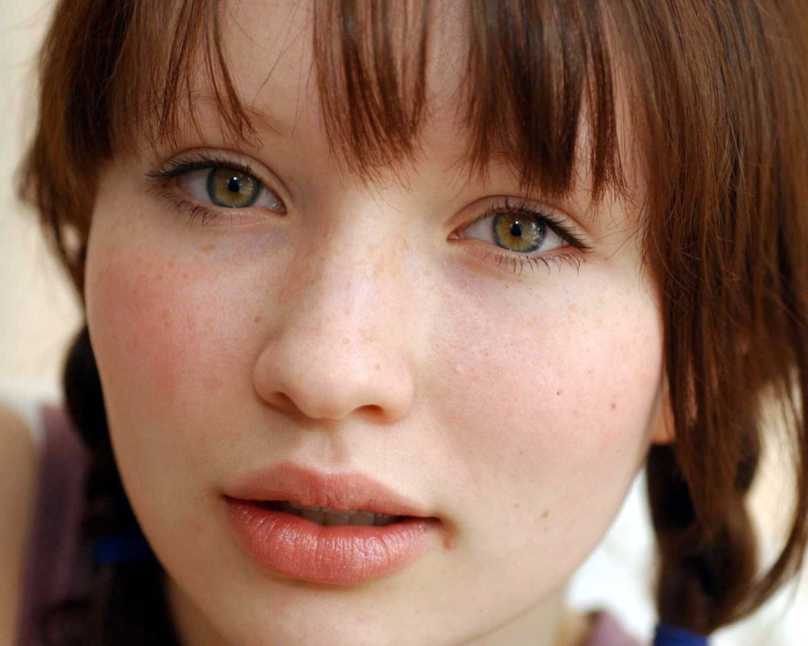 Download mobile wallpaper Celebrity, Emily Browning for free.
