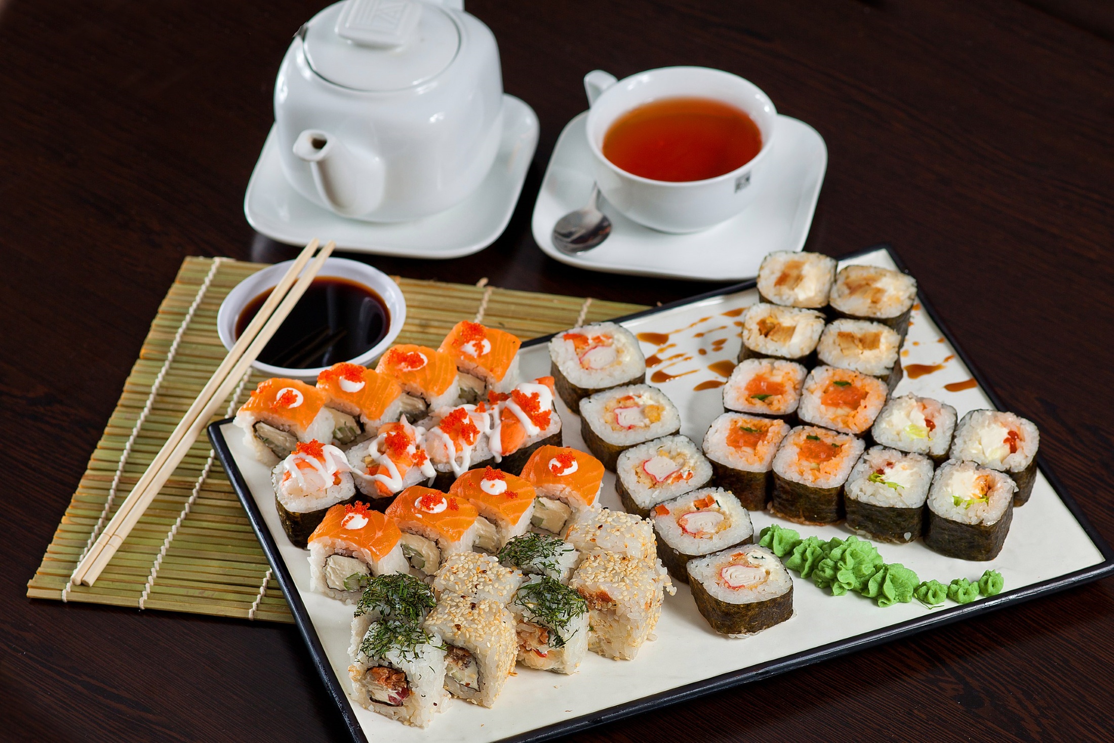 Handy-Wallpaper Sushi, Tee, Fisch, Meeresfrüchte, Nahrungsmittel, Reis, Stillleben kostenlos herunterladen.