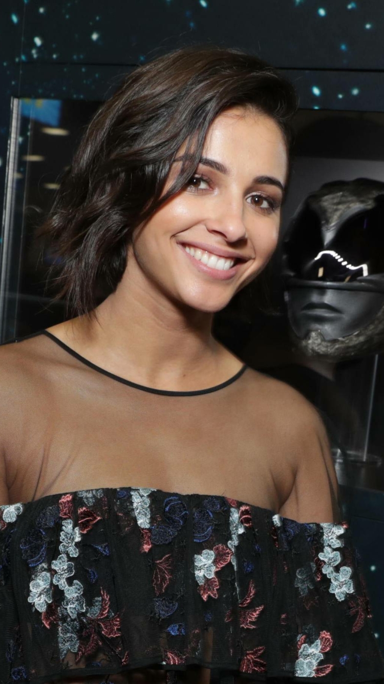 Download mobile wallpaper Smile, English, British, Celebrity, Actress, Naomi Scott for free.