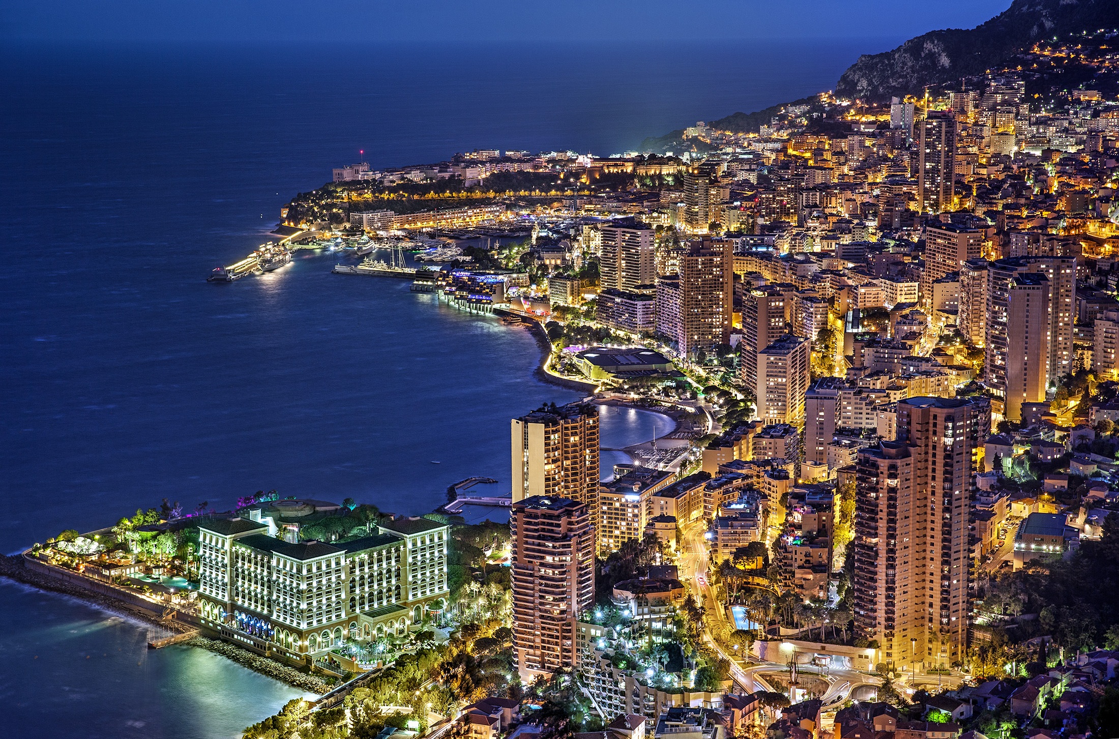 Handy-Wallpaper Städte, Wolkenkratzer, Gebäude, Küste, Licht, Monaco, Nacht, Menschengemacht, Großstadt kostenlos herunterladen.