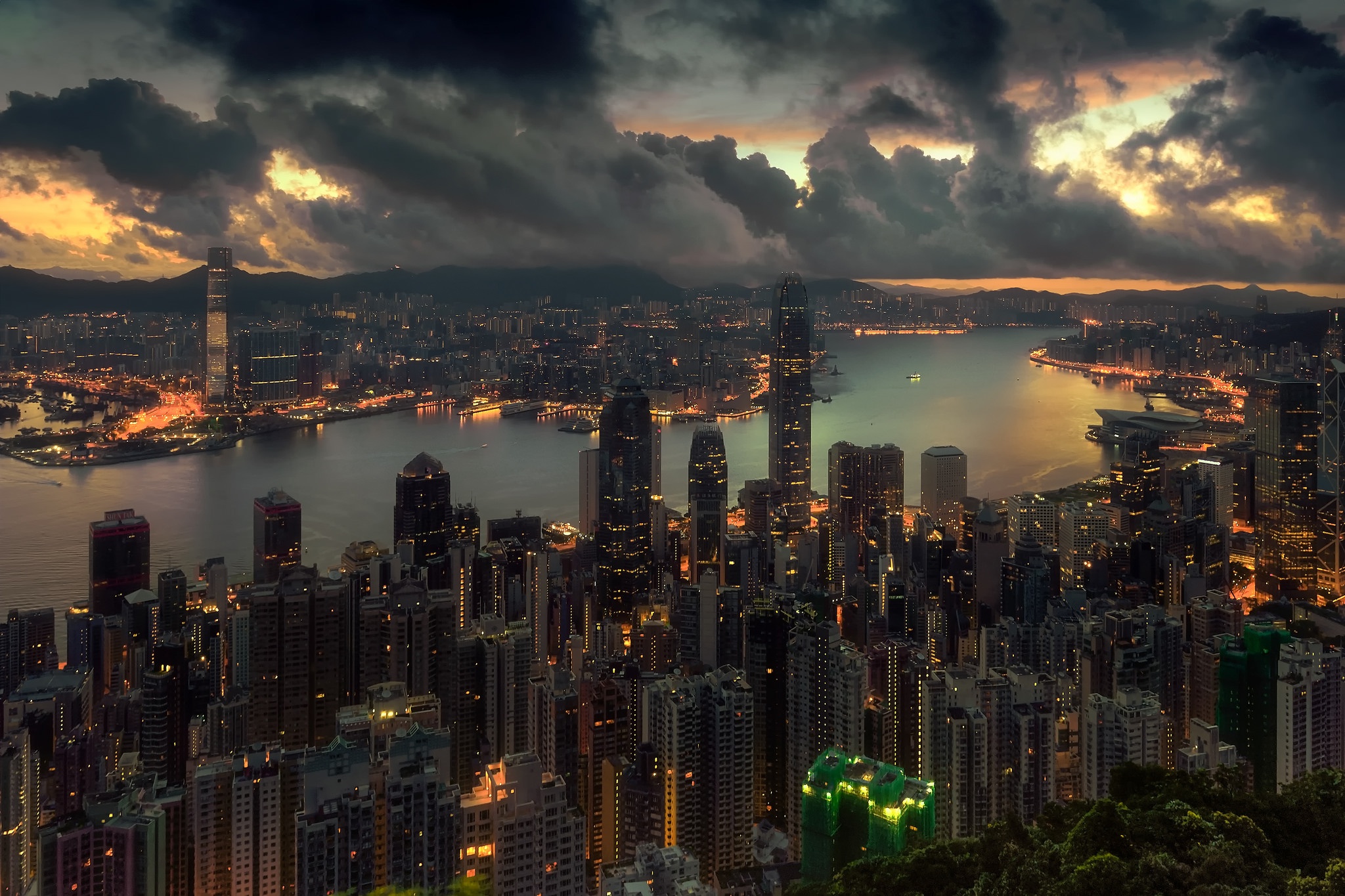 Handy-Wallpaper Städte, Wolkenkratzer, Gebäude, Fluss, China, Hongkong, Menschengemacht, Großstadt kostenlos herunterladen.