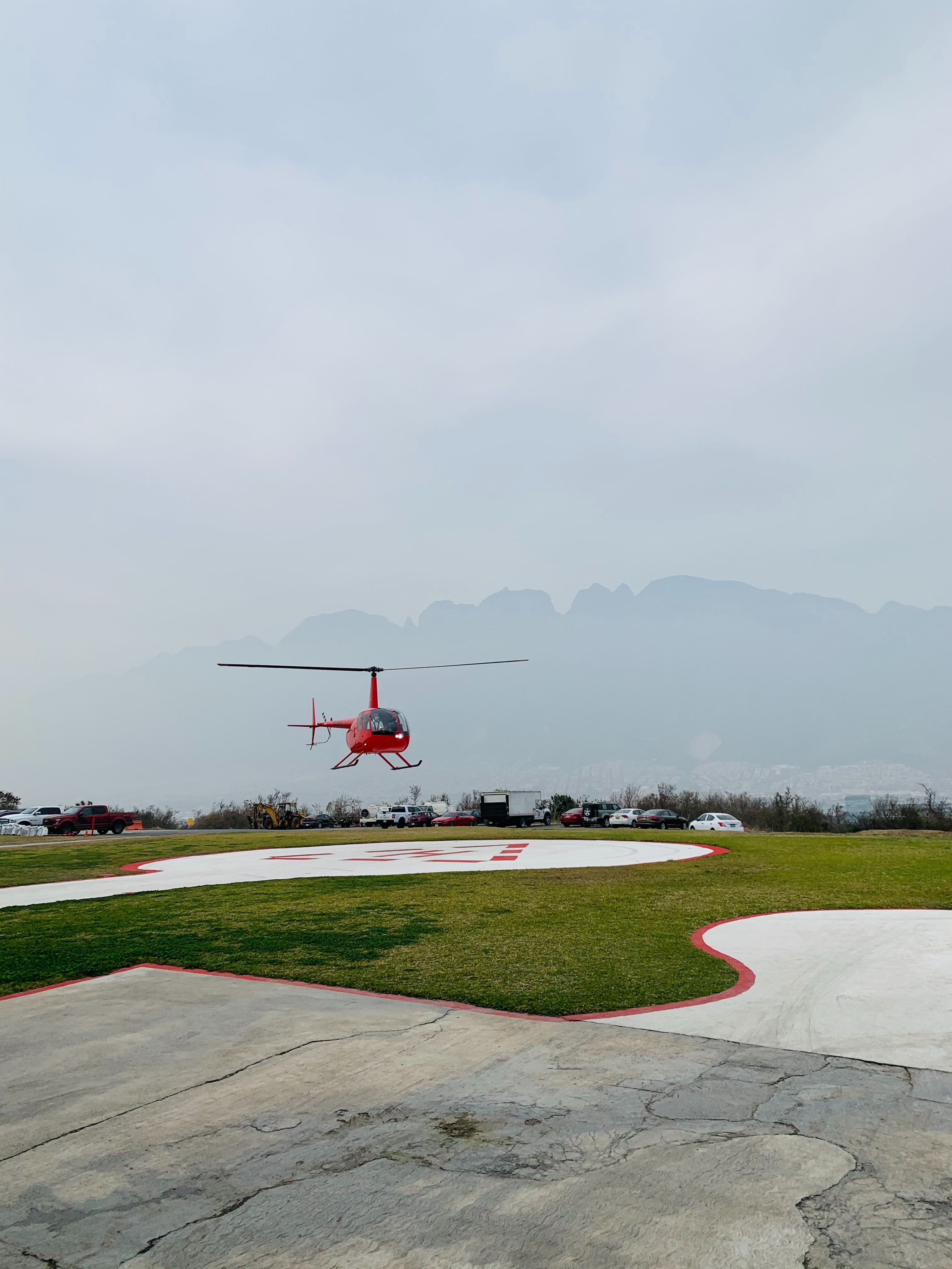 96765壁紙のダウンロードヘリコプター, 赤, その他, 雑, 遊び場, プラットホーム, 赤い, 霧, 滑走路, 離陸エリア-スクリーンセーバーと写真を無料で
