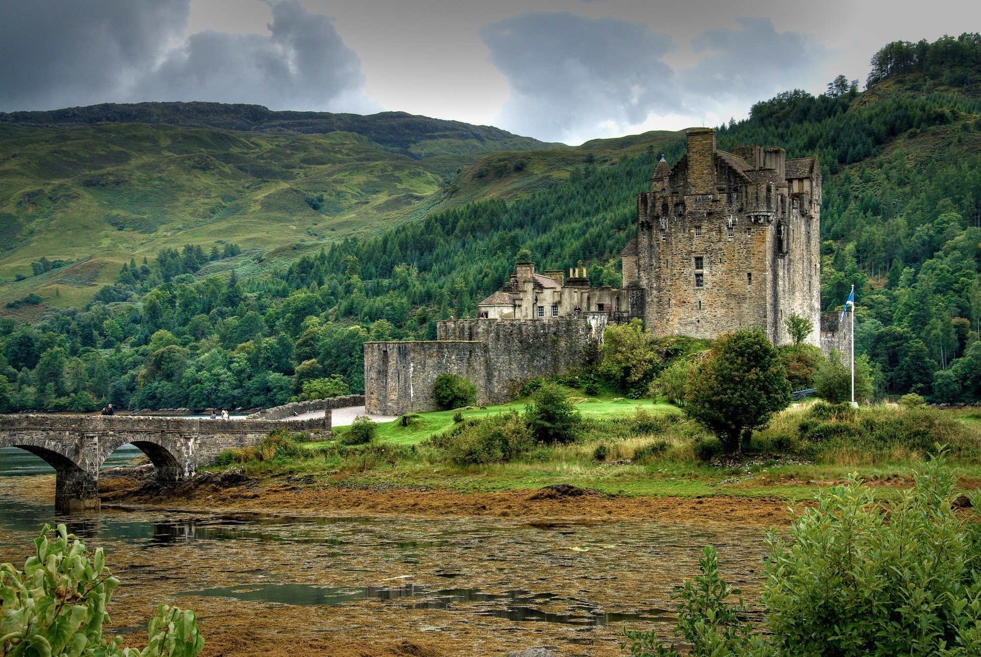 114547 скачать картинку шотландия, замок, озеро, природа, горы, деревья, лес, мост - обои и заставки бесплатно