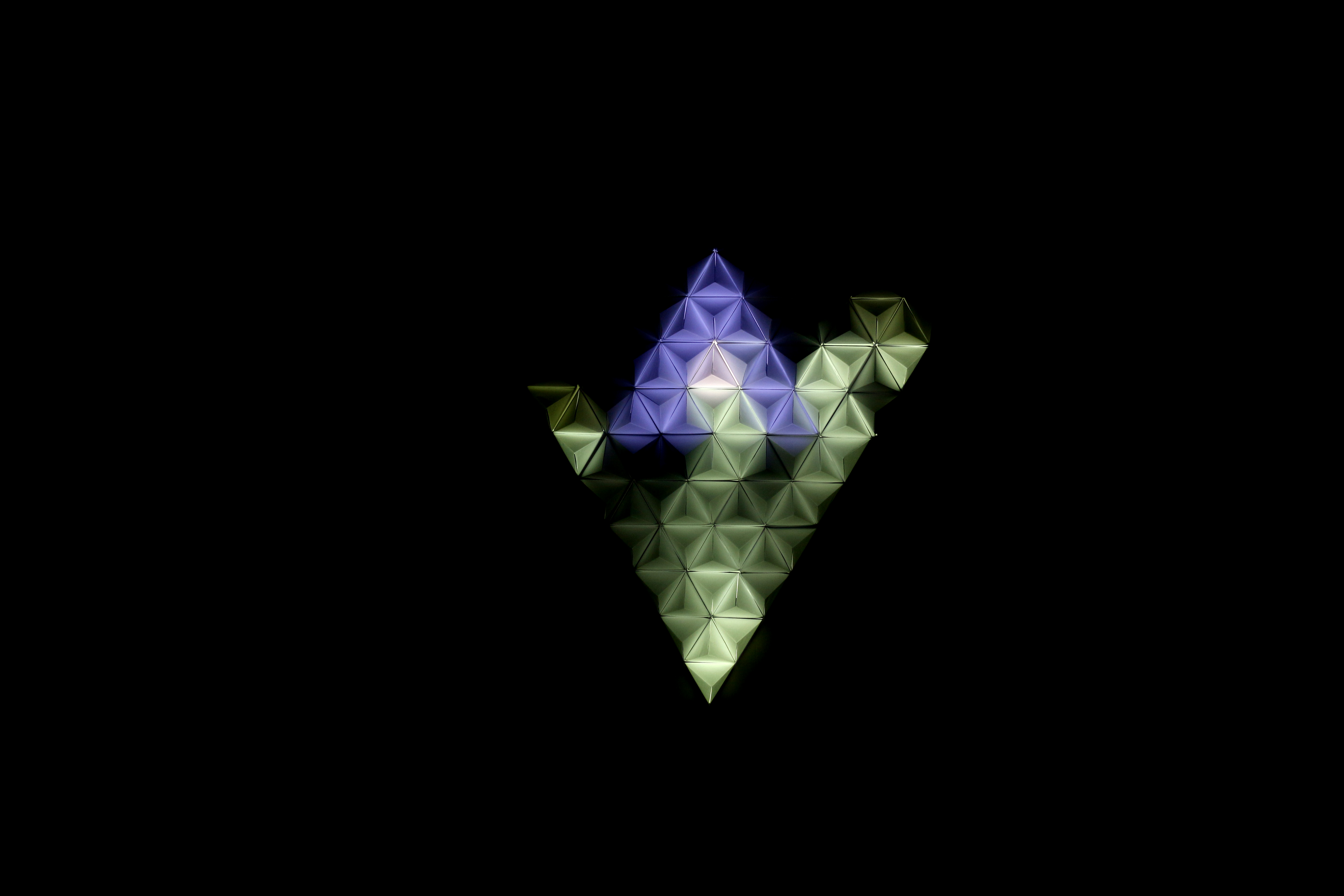 122094 скачать картинку темные, подсветка, искусство, треугольник, оригами - обои и заставки бесплатно
