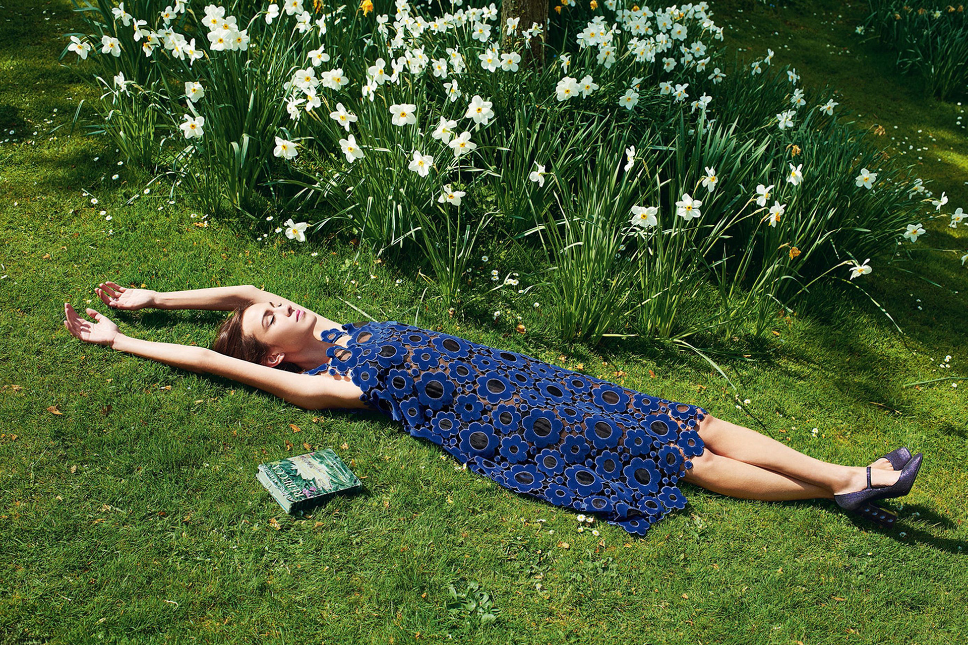 Download mobile wallpaper Brunette, Model, Women, White Flower, Lying Down, Daffodil, Blue Dress, Alexa Chung for free.