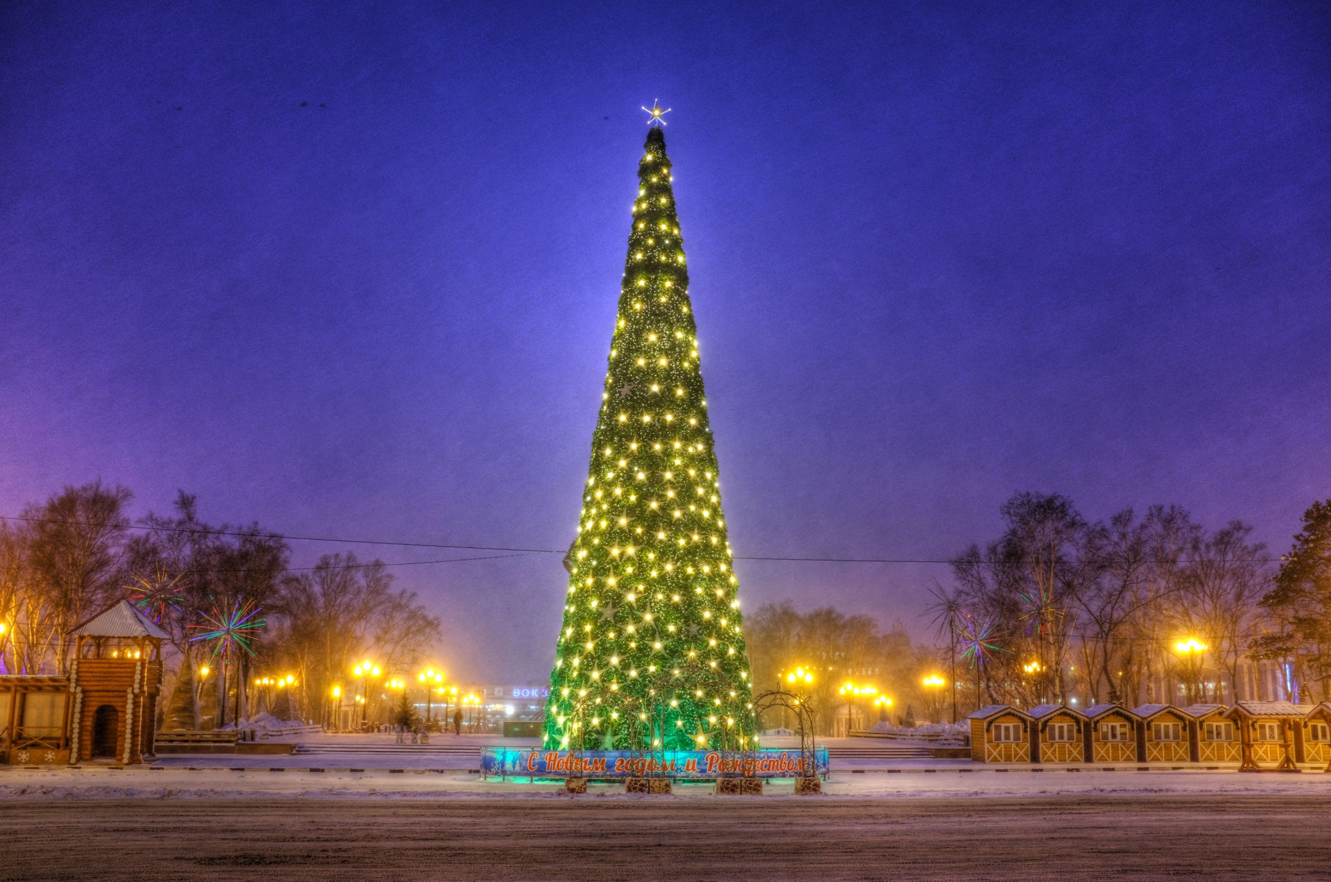 Laden Sie das Feiertage, Weihnachten, Weihnachtsbaum, Russland, Weihnachtsbeleuchtung-Bild kostenlos auf Ihren PC-Desktop herunter