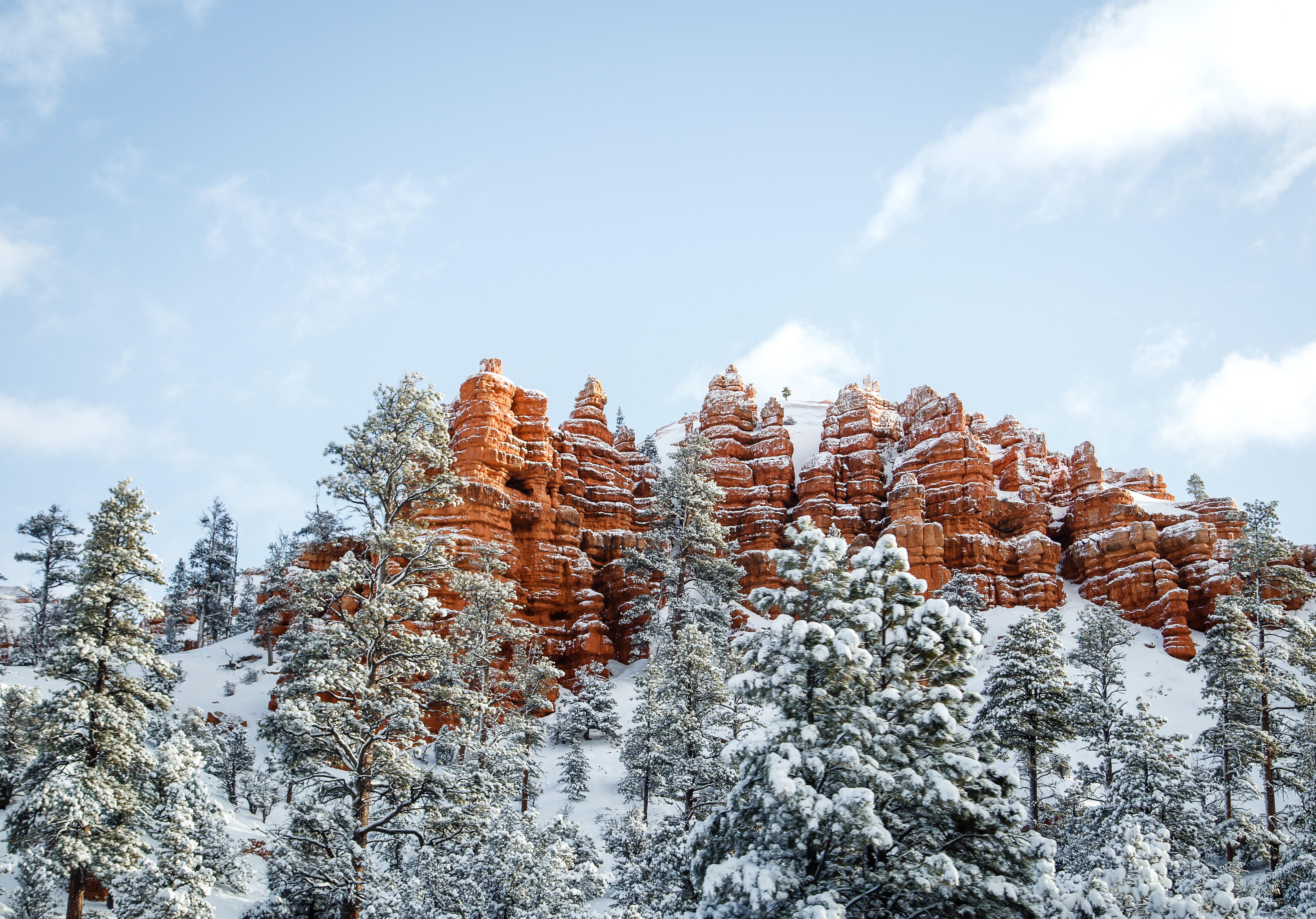 Handy-Wallpaper Mountains, Natur, Bäume, Schnee, Winter kostenlos herunterladen.