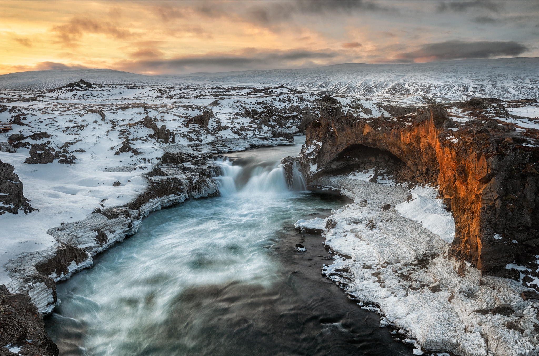 Handy-Wallpaper Landschaft, Winter, Natur, Schnee, Fluss, Klippe, Erde/natur kostenlos herunterladen.