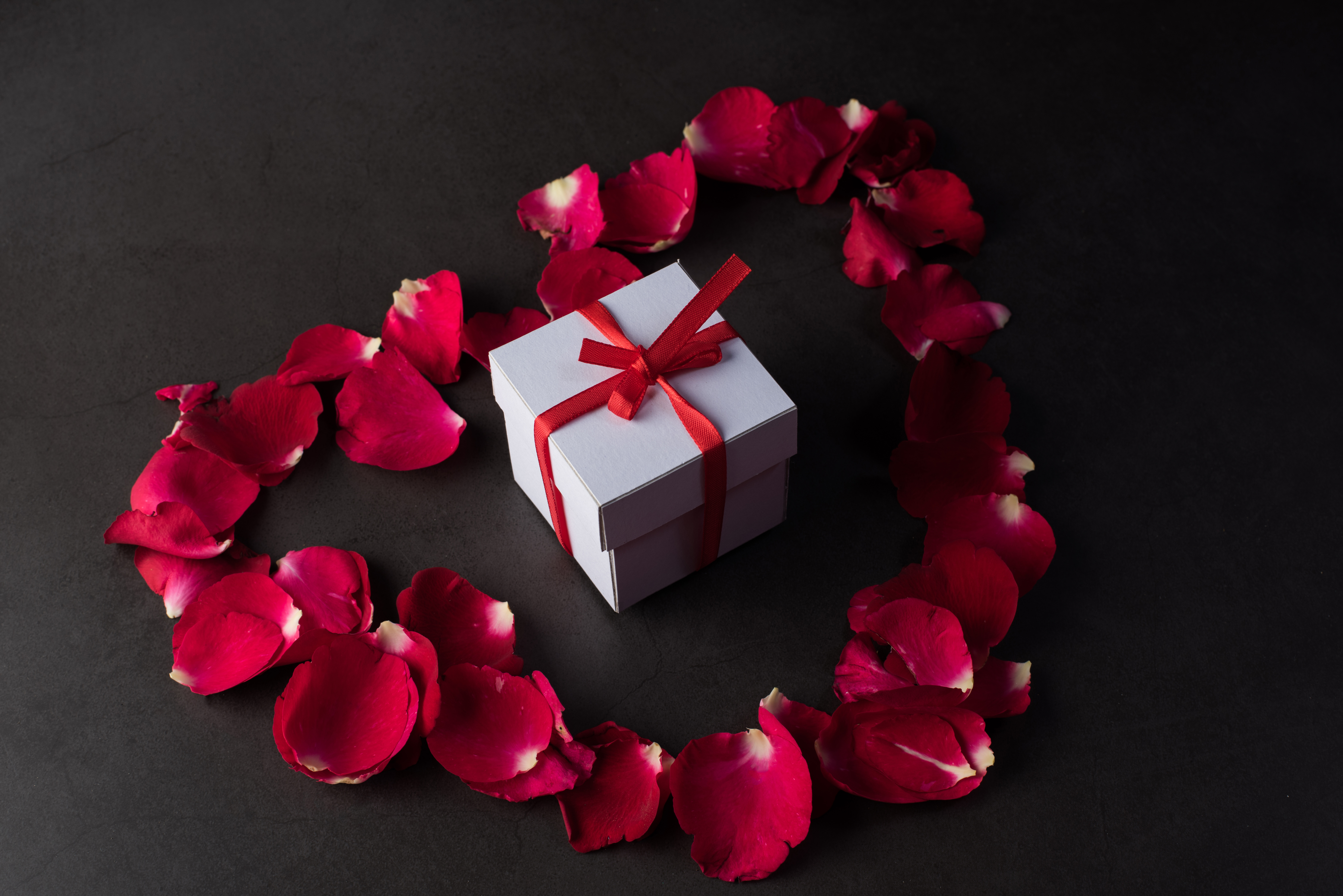 Descarga gratis la imagen Día De San Valentín, Día Festivo, Regalo, Pétalo, En Forma De Corazón en el escritorio de tu PC