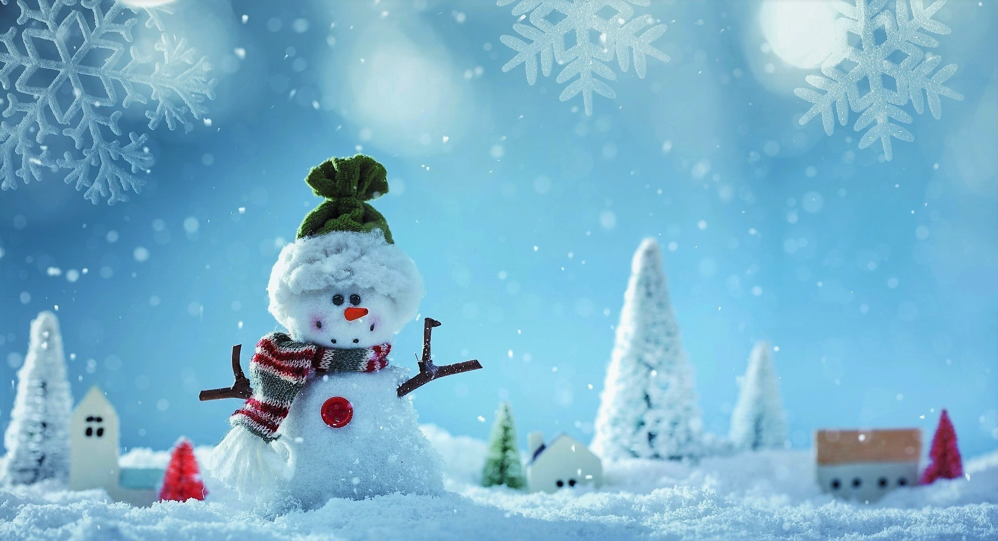 Завантажити шпалери безкоштовно Зима, Сніг, Дерево, Художній, Сніговик, Будинок картинка на робочий стіл ПК