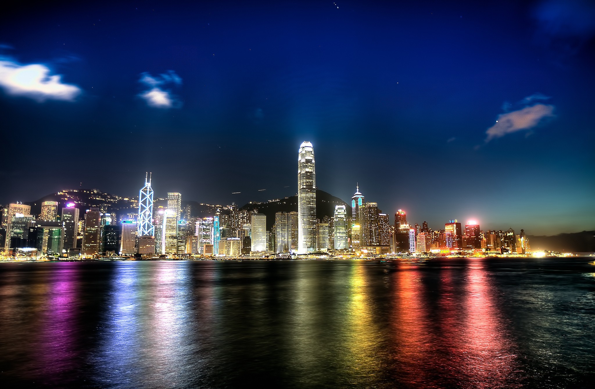 Скачать картинку Кита́й, Гонконг, Города, Сделано Человеком, Ночь в телефон бесплатно.