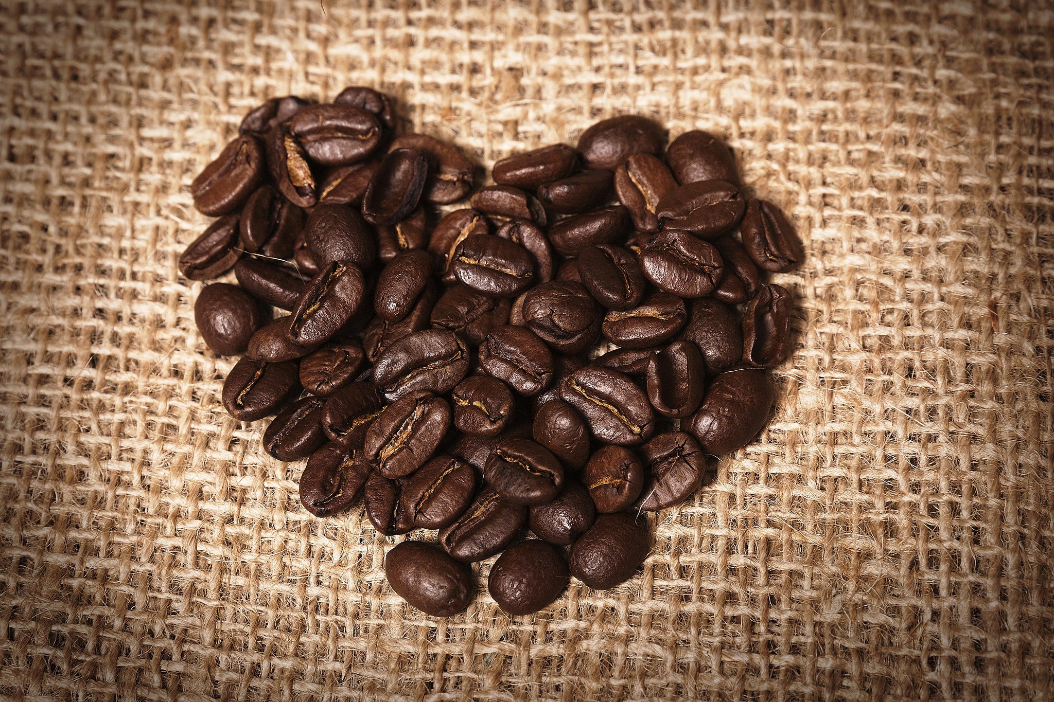 Laden Sie das Kaffeebohnen, Nahrungsmittel, Kaffee, Herzförmig-Bild kostenlos auf Ihren PC-Desktop herunter
