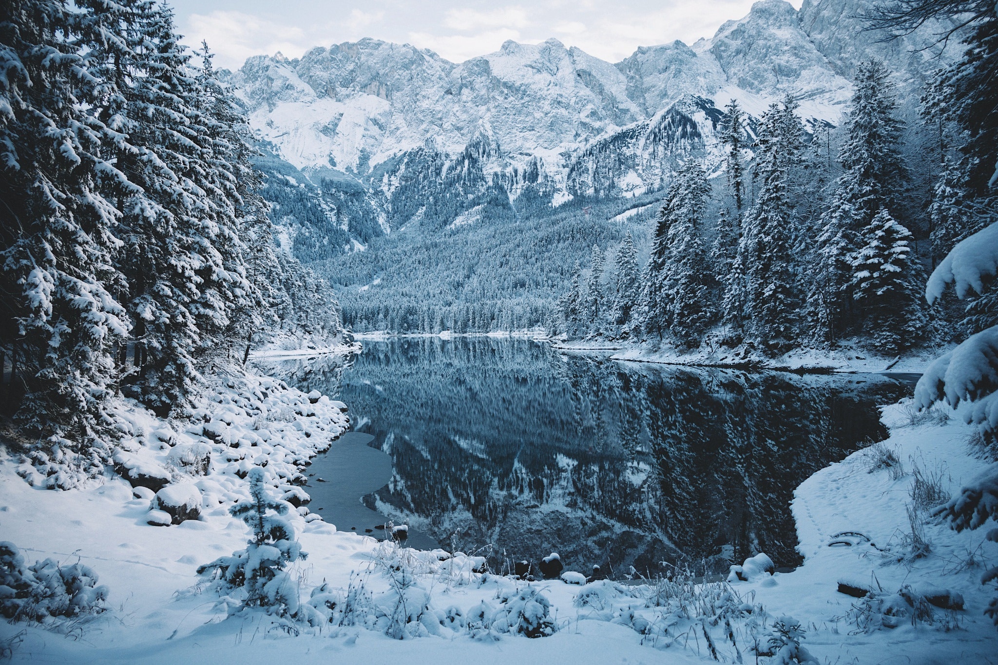 Handy-Wallpaper Winter, Natur, Schnee, Seen, See, Wald, Gebirge, Erde/natur, Spiegelung kostenlos herunterladen.