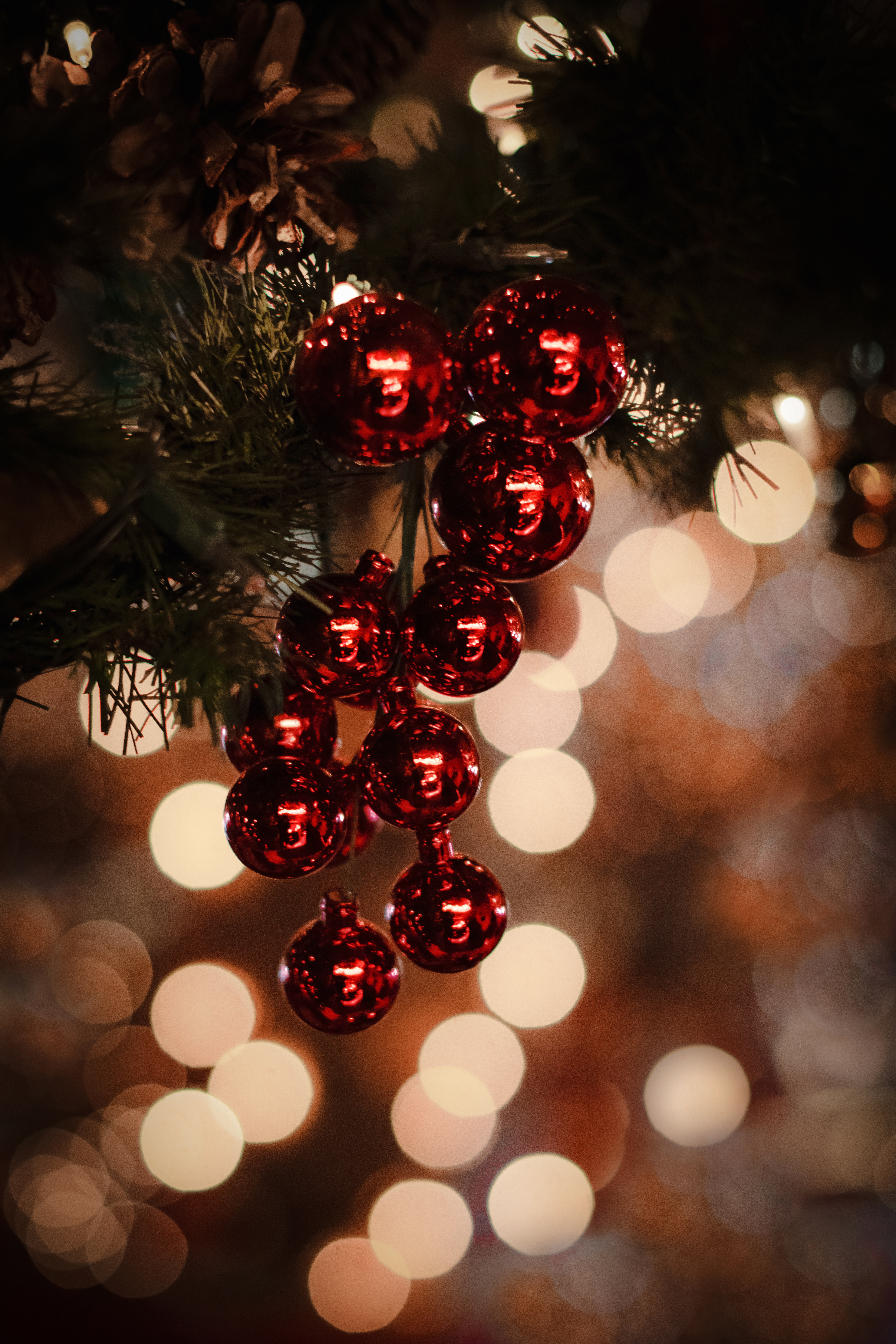 Handy-Wallpaper Cones, Dekoration, Neues Jahr, Bälle, Feiertage, Neujahr, Weihnachtsbaum kostenlos herunterladen.