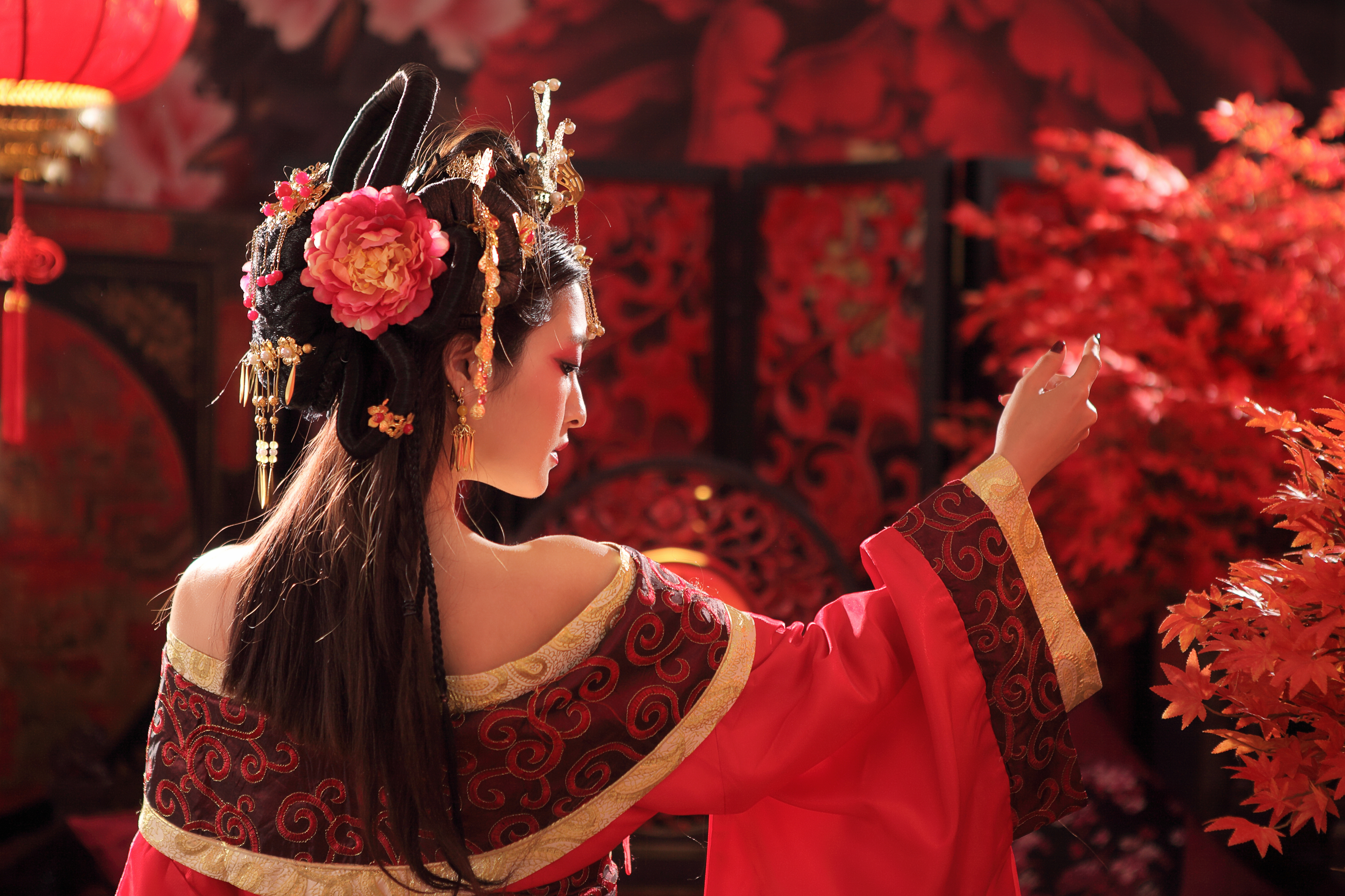 1522929 скачать обои женщины, азии, бонсай, цветок, прическа, сзади, тайваньский, традиционный костюм - заставки и картинки бесплатно
