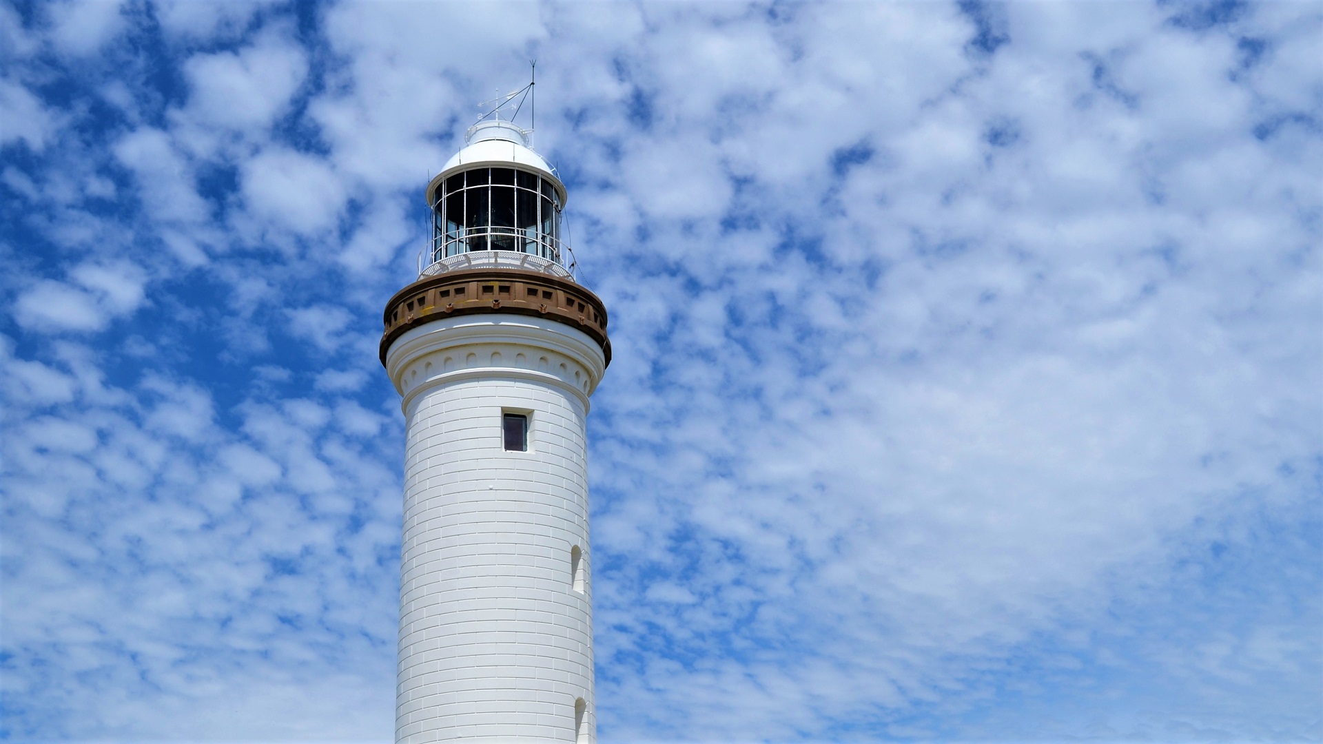 Handy-Wallpaper Gebäude, Nahansicht, Leuchtturm, Wolke, Australien, Himmel, Menschengemacht, Norah Kopf, Norah Head Leuchtturm kostenlos herunterladen.
