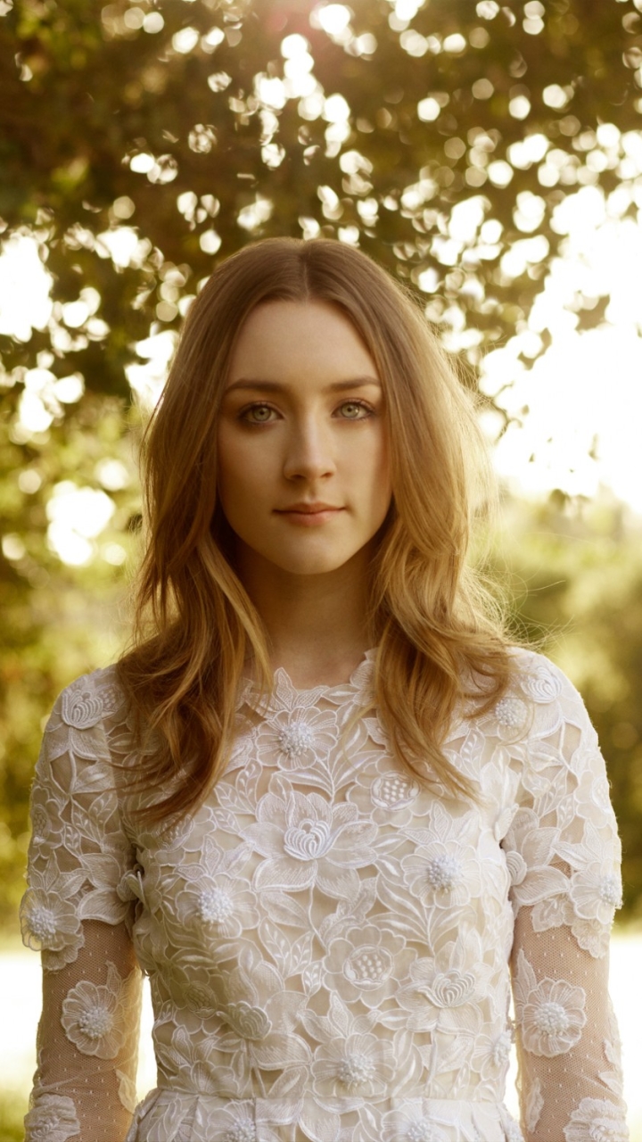 Handy-Wallpaper Bokeh, Blond, Blaue Augen, Blondinen, Berühmtheiten, Darstellerin, Tiefenschärfe, Weißes Kleid, Saoirse Ronan kostenlos herunterladen.