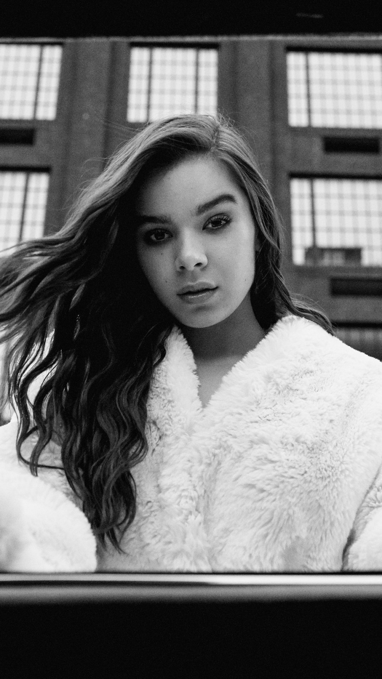 Download mobile wallpaper Celebrity, Black & White, Actress, Hailee Steinfeld for free.