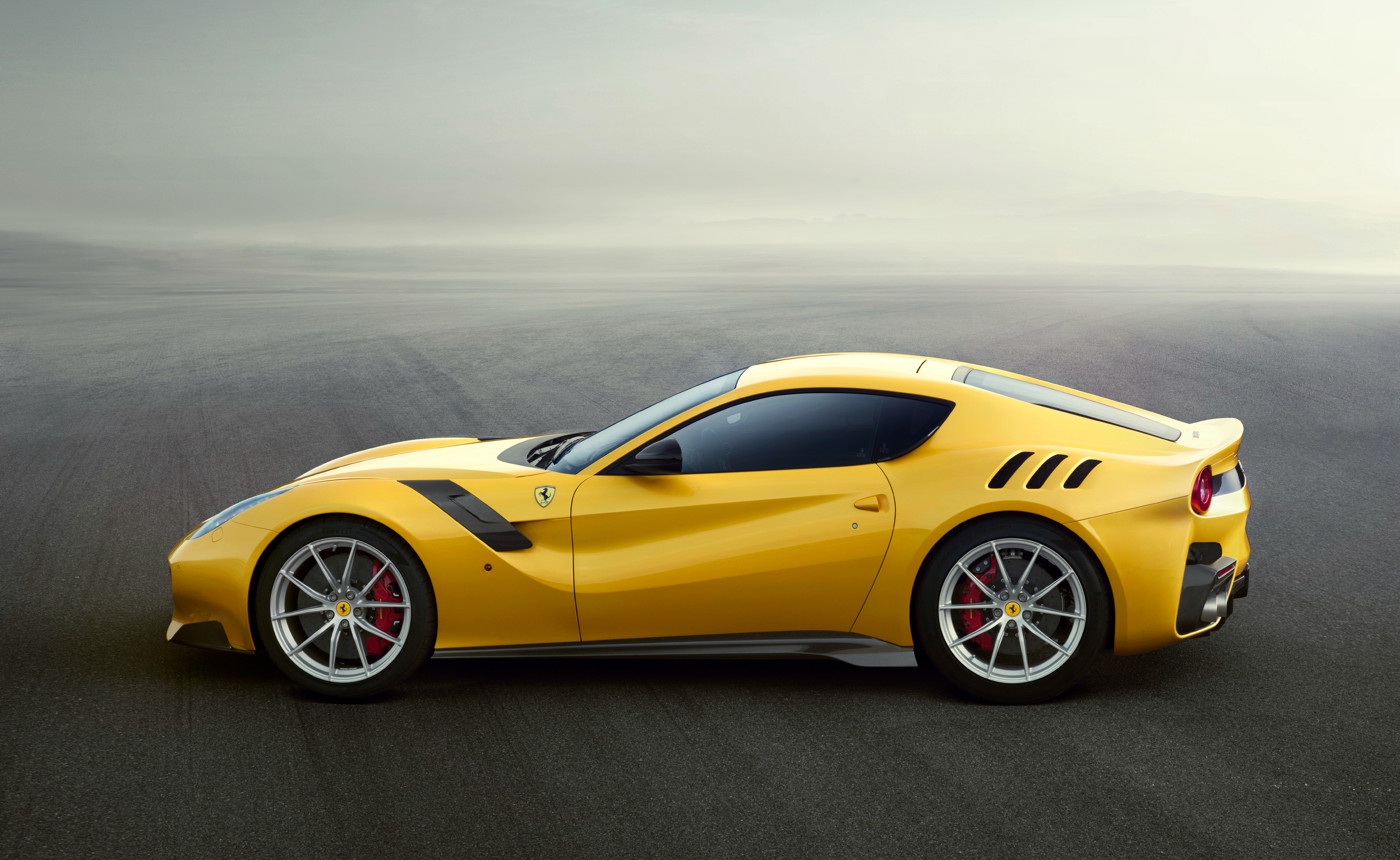 Скачати мобільні шпалери Ferrari F12Berlinetta, Феррарі, Жовтий Автомобіль, Транспортні Засоби, Автомобіль безкоштовно.