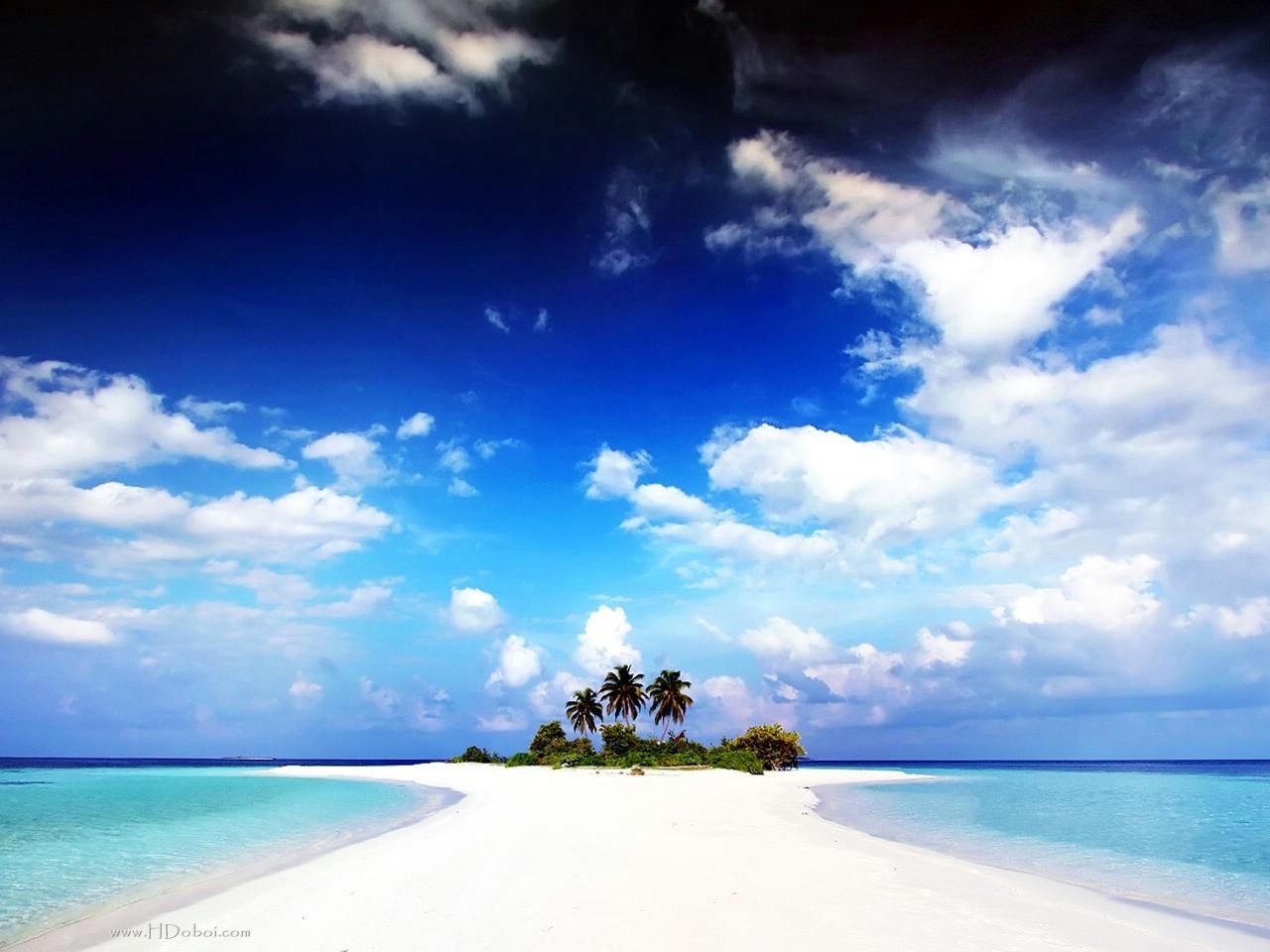 Скачать картинку Облака, Песок, Пейзаж, Море, Пальмы в телефон бесплатно.