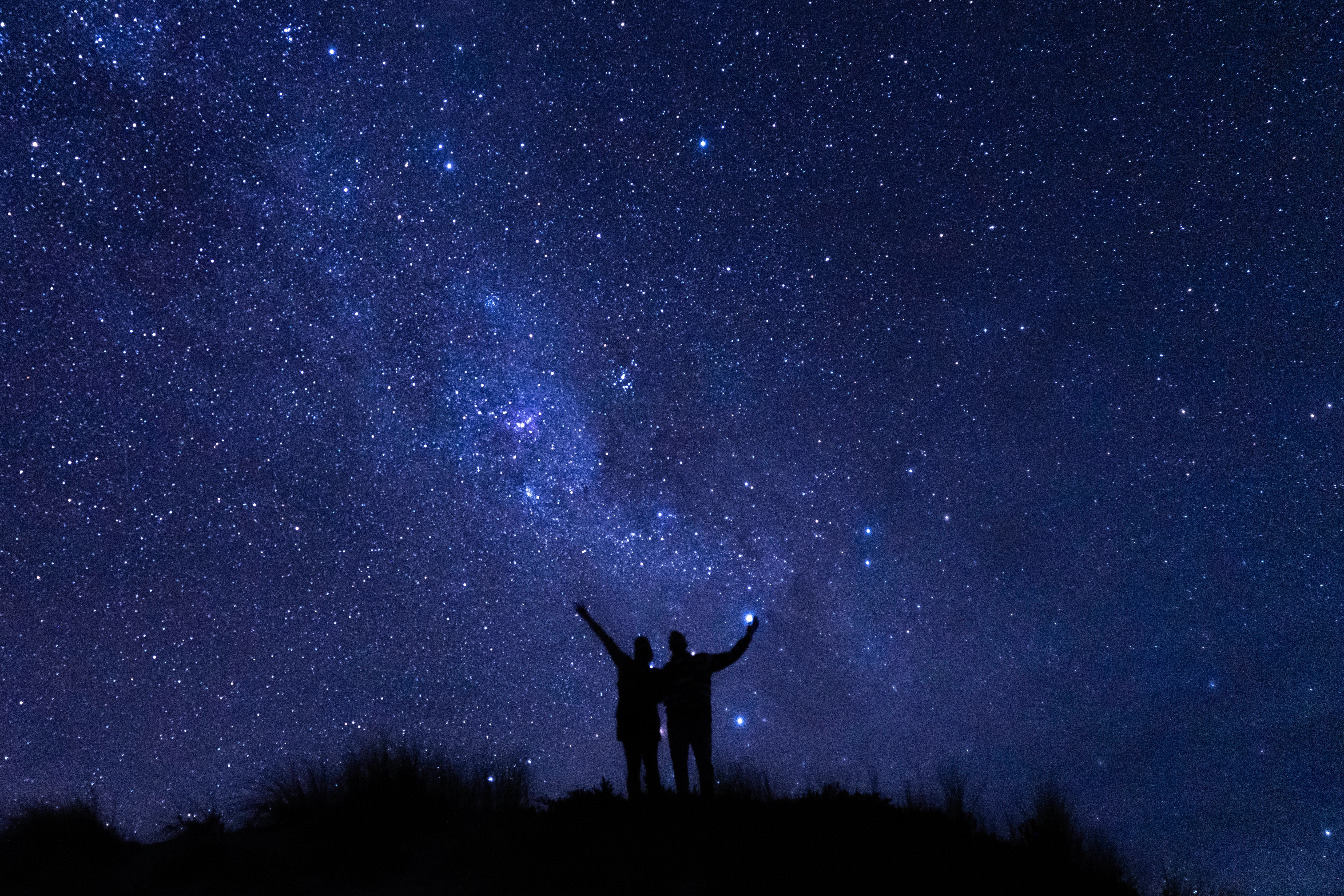 Download mobile wallpaper Night, Starry Sky, Silhouettes, Dark, People for free.