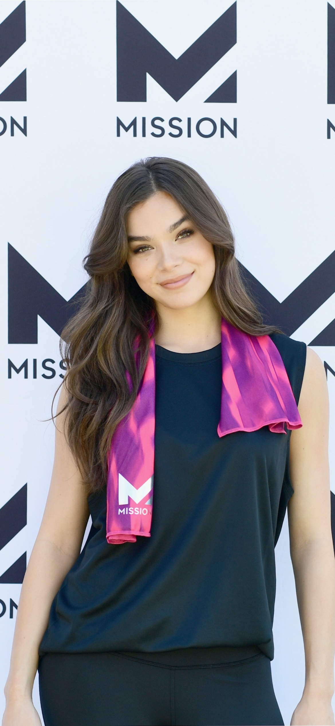 Download mobile wallpaper Singer, Brunette, American, Celebrity, Actress, Hailee Steinfeld for free.