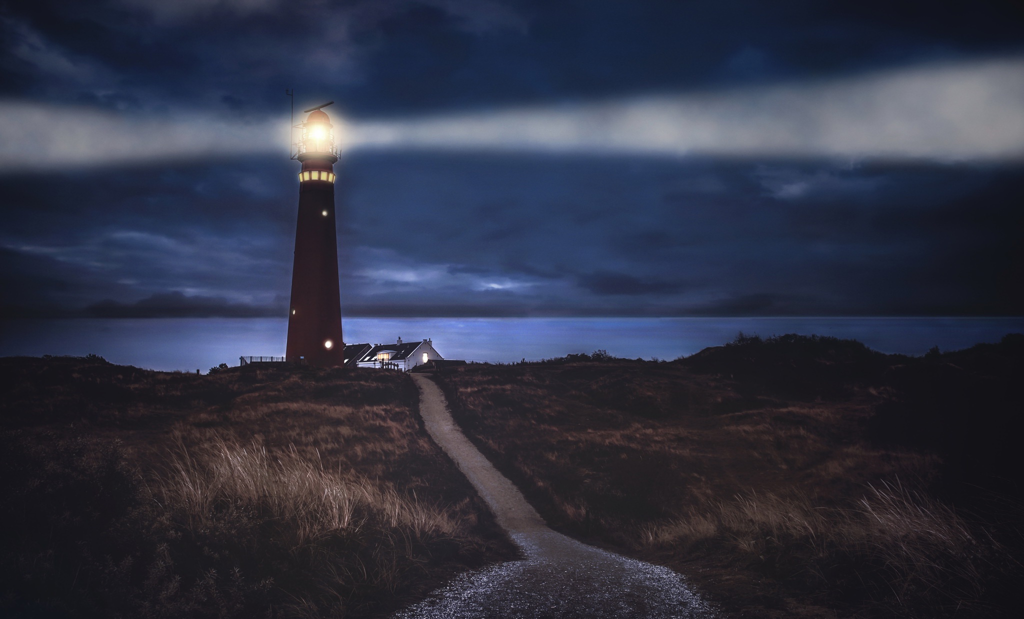 Laden Sie das Horizont, Leuchtturm, Nacht, Menschengemacht-Bild kostenlos auf Ihren PC-Desktop herunter