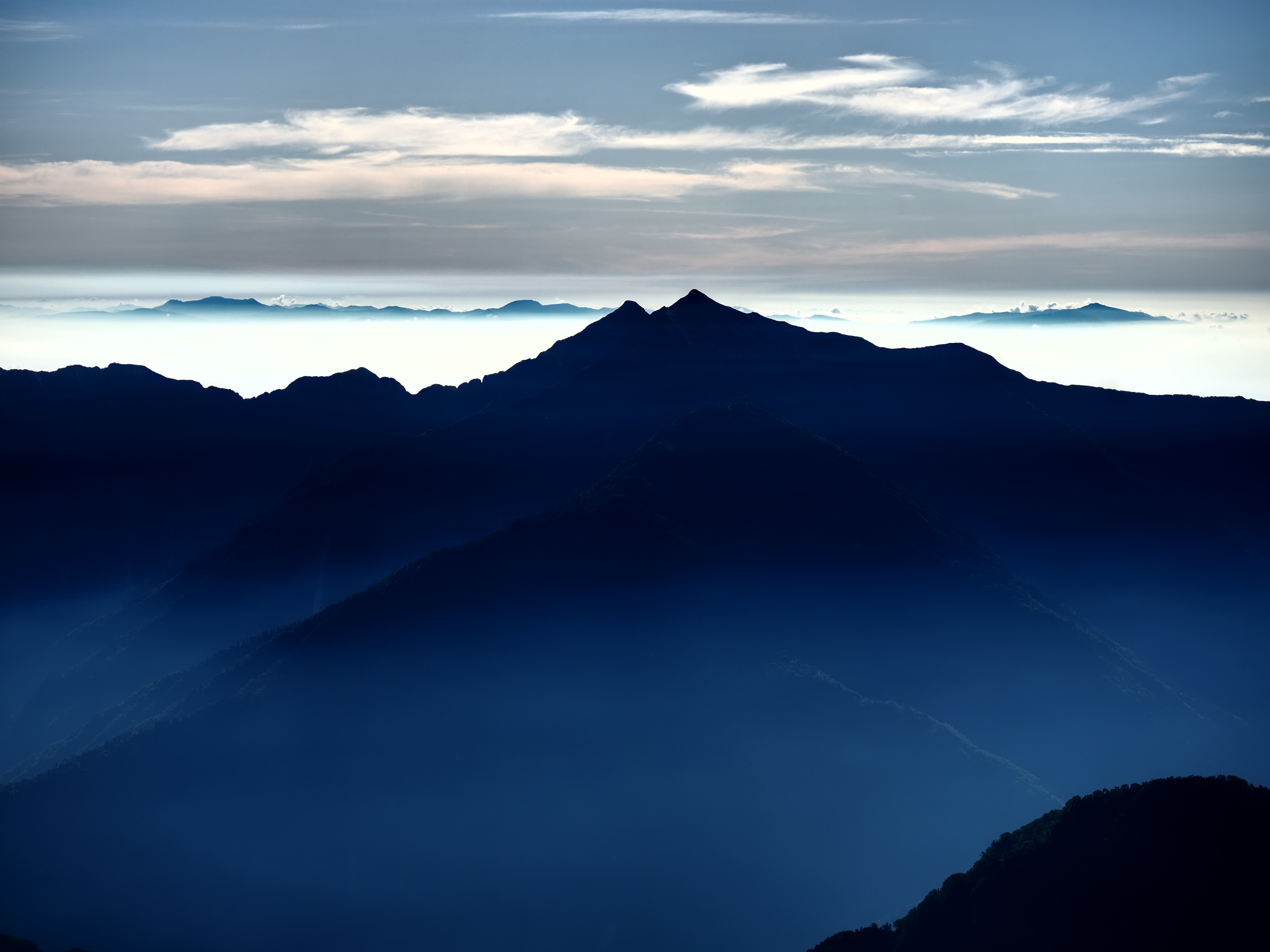 PCデスクトップに自然, トップス, 頂点, 山脈, 雲, 闇, 暗い, 霧画像を無料でダウンロード