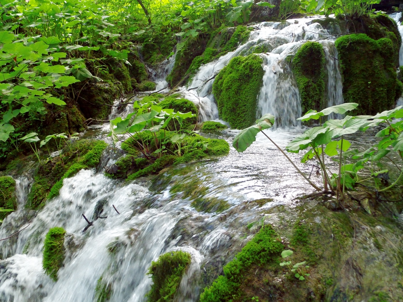 Handy-Wallpaper Flüsse, Landschaft, Wasserfälle kostenlos herunterladen.